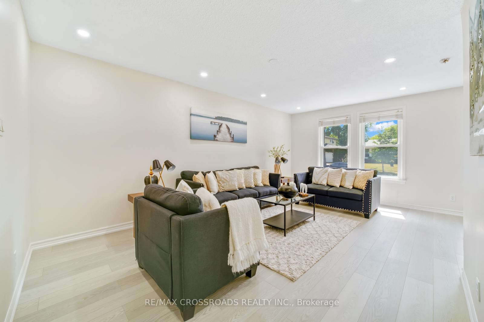 Photo 5 of 20 Deerpark Crescent, Clarington, Bowmanville — HOMEH