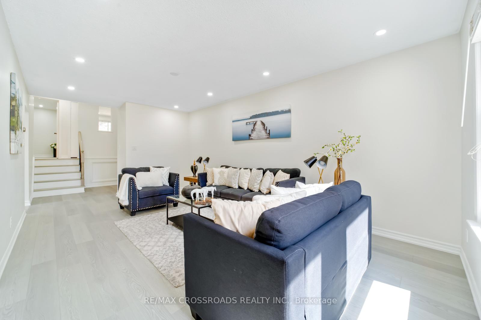 Photo 8 of 20 Deerpark Crescent, Clarington, Bowmanville — HOMEH