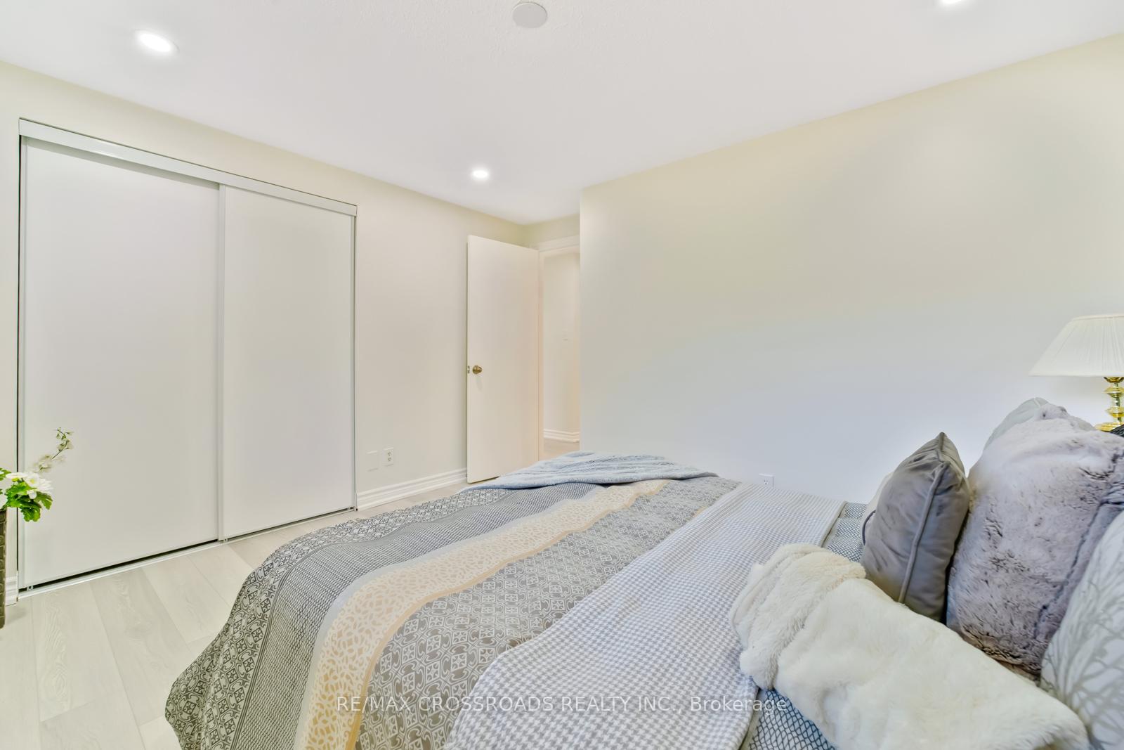 Photo 12 of 20 Deerpark Crescent, Clarington, Bowmanville — HOMEH