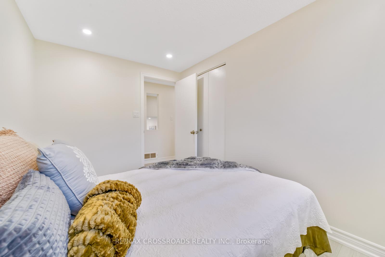 Photo 17 of 20 Deerpark Crescent, Clarington, Bowmanville — HOMEH