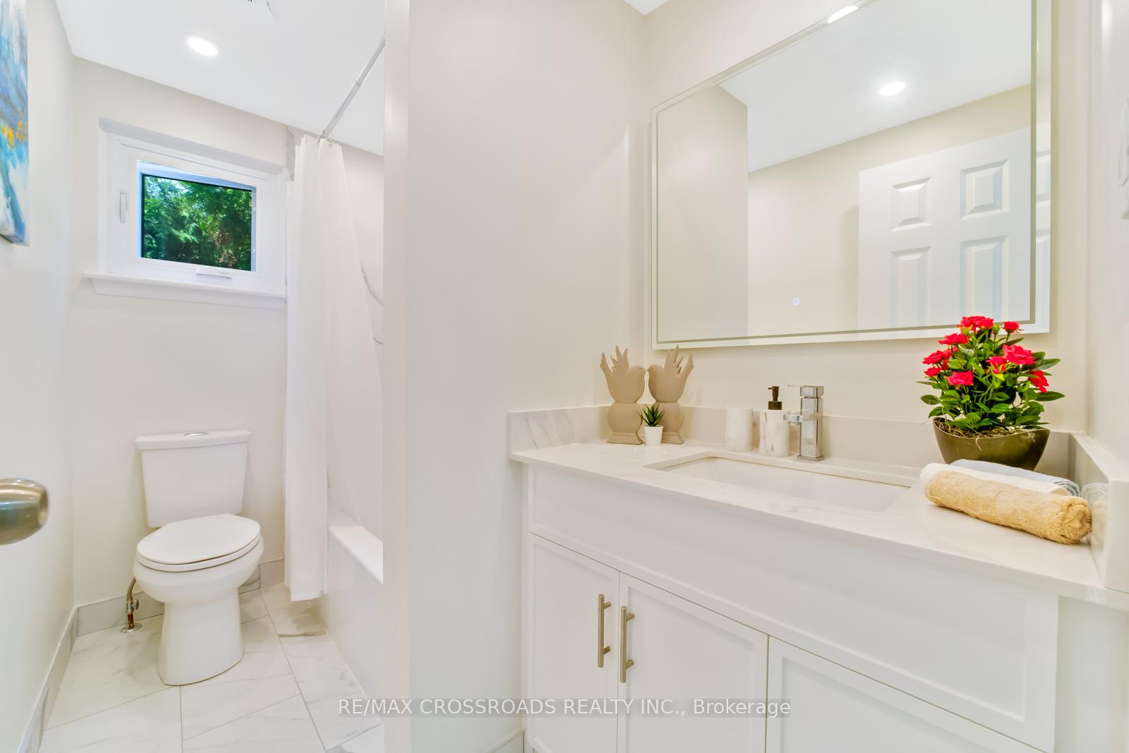 Photo 18 of 20 Deerpark Crescent, Clarington, Bowmanville — HOMEH