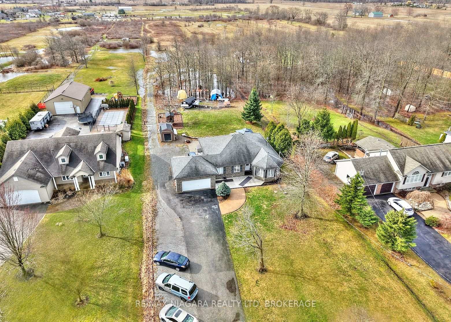 Photo 3 of 637 Carl Road, Welland, Cooks Mills — HOMEH