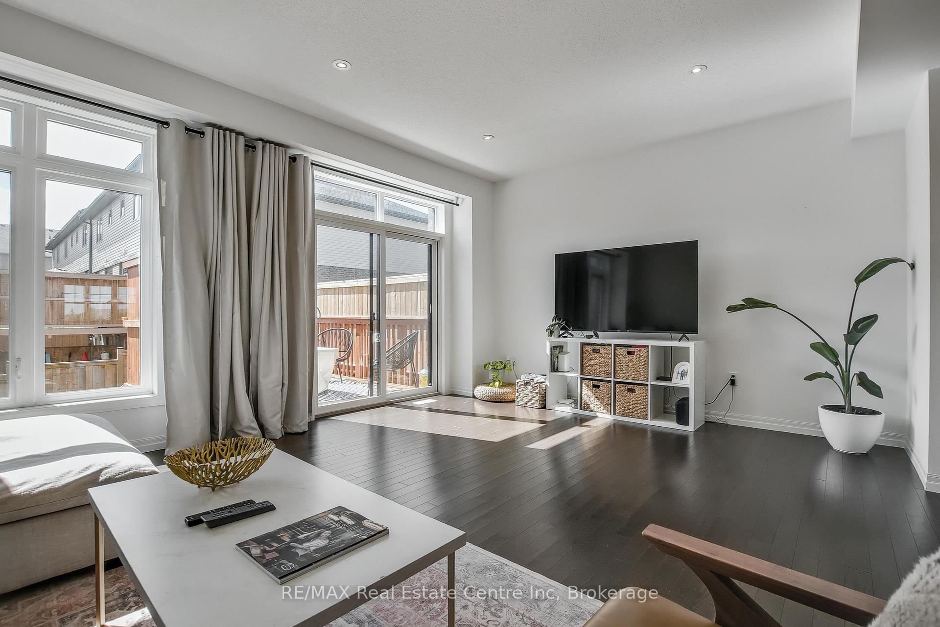 Photo 10 of 14 Kay Crescent, Guelph, Pineridge/Westminster Woods — HOMEH