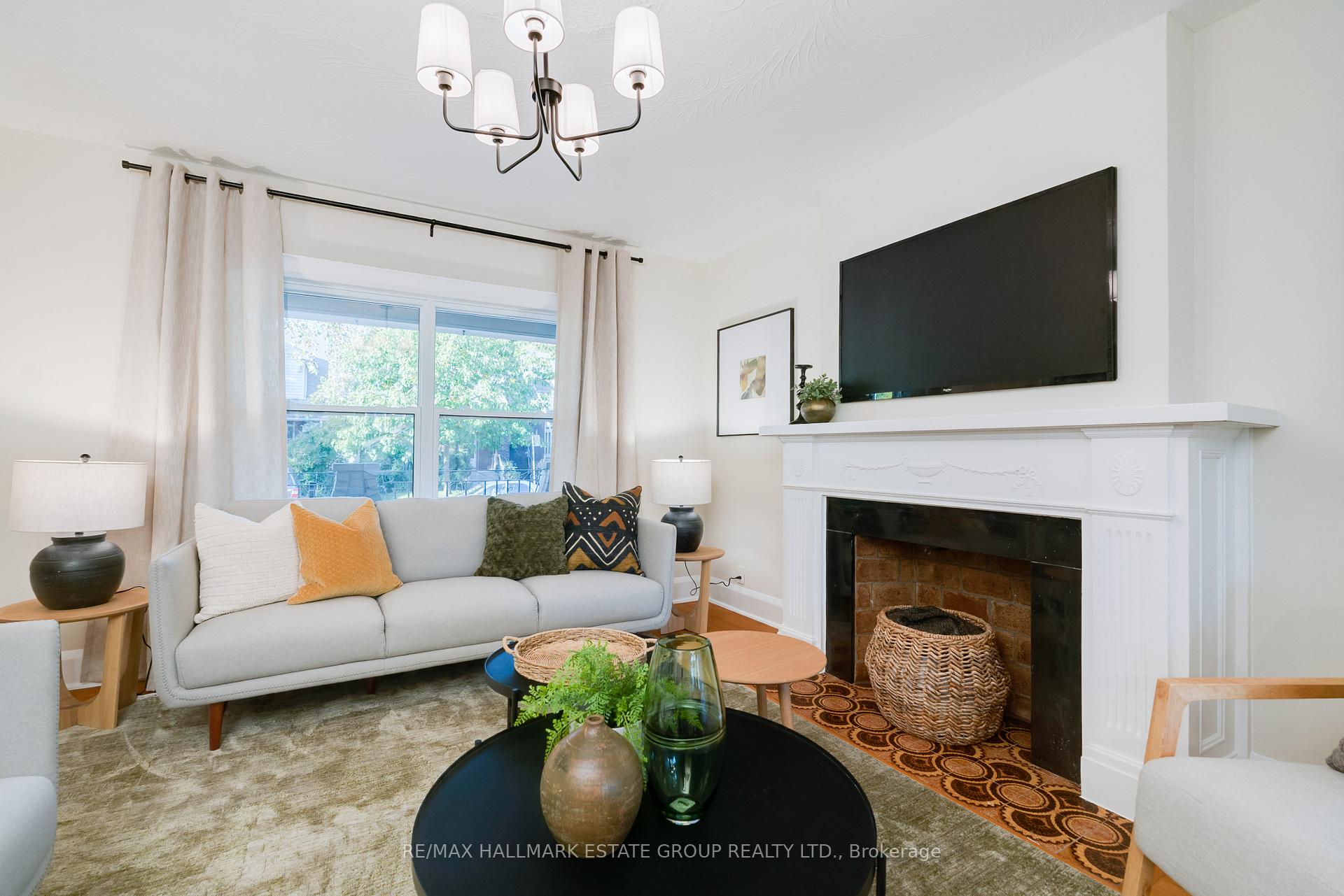 Photo 4 of 61 Springdale Boulevard, Toronto, Danforth Village-East York — HOMEH