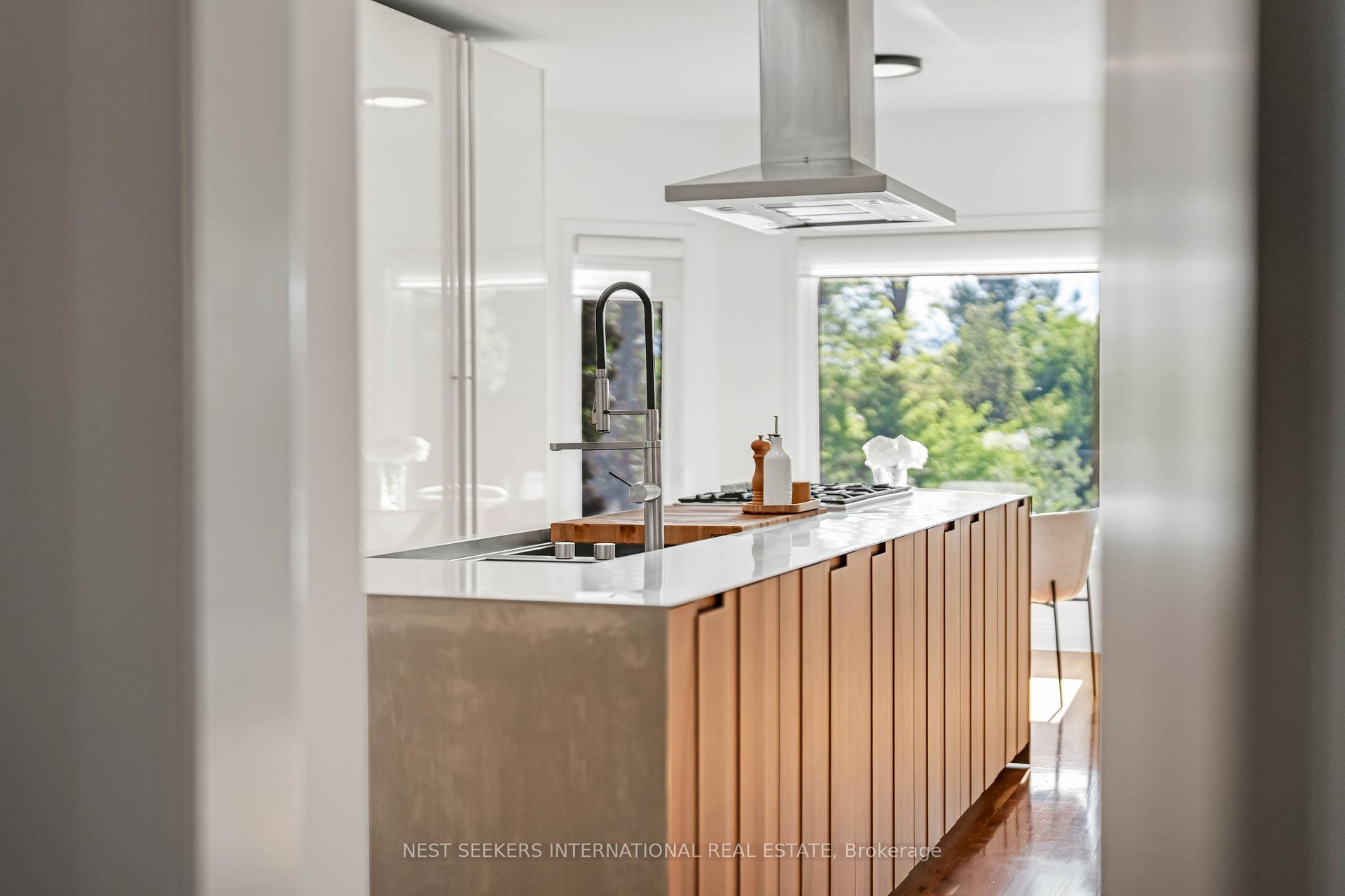 Photo 4 of 310 Westridge Drive, Vaughan, Kleinburg — HOMEH
