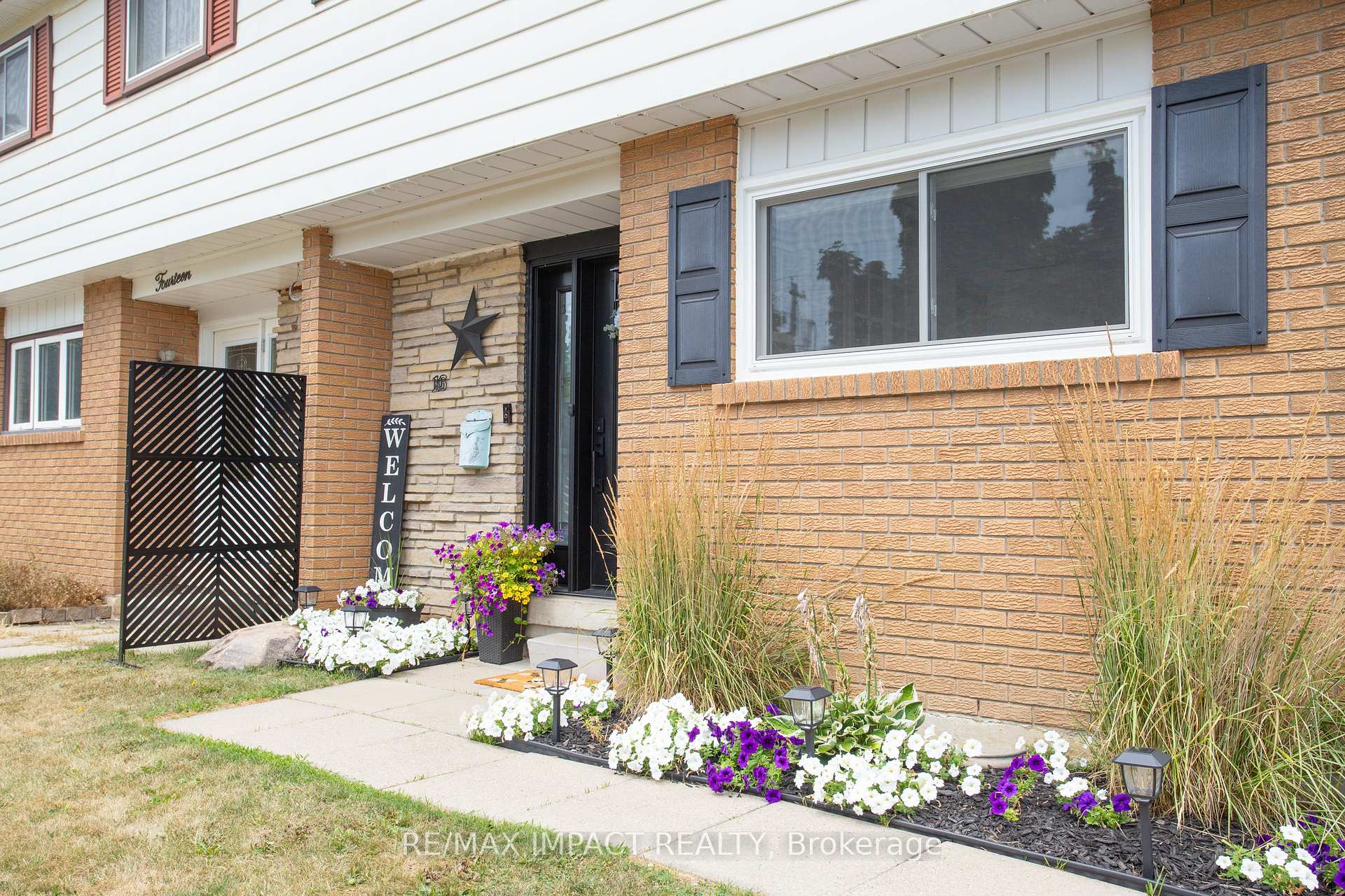 Photo 2 of 16 Lawrence Crescent, Clarington, Bowmanville — HOMEH