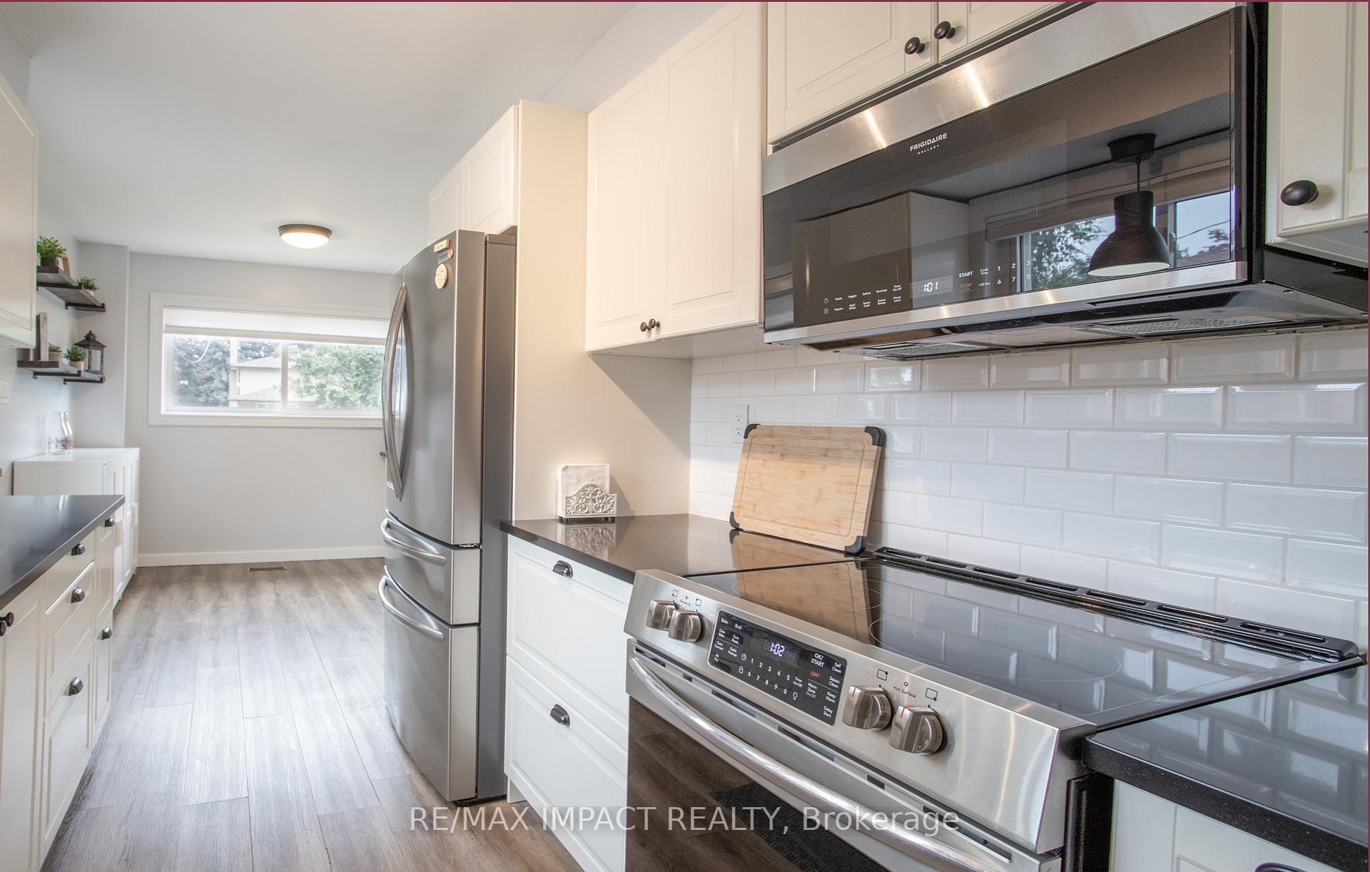 Photo 13 of 16 Lawrence Crescent, Clarington, Bowmanville — HOMEH