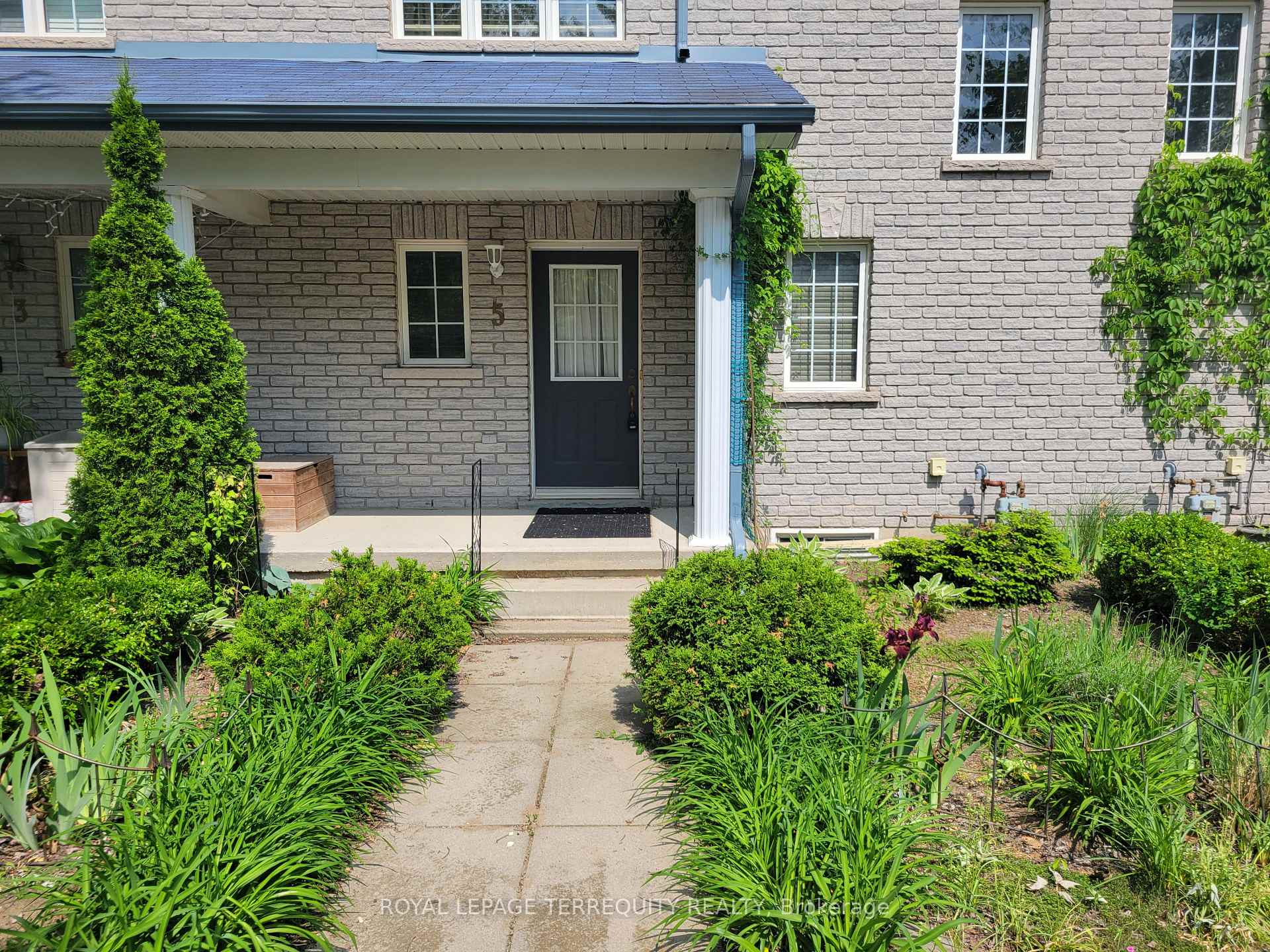 Front of 5 Silver Maple Crescent