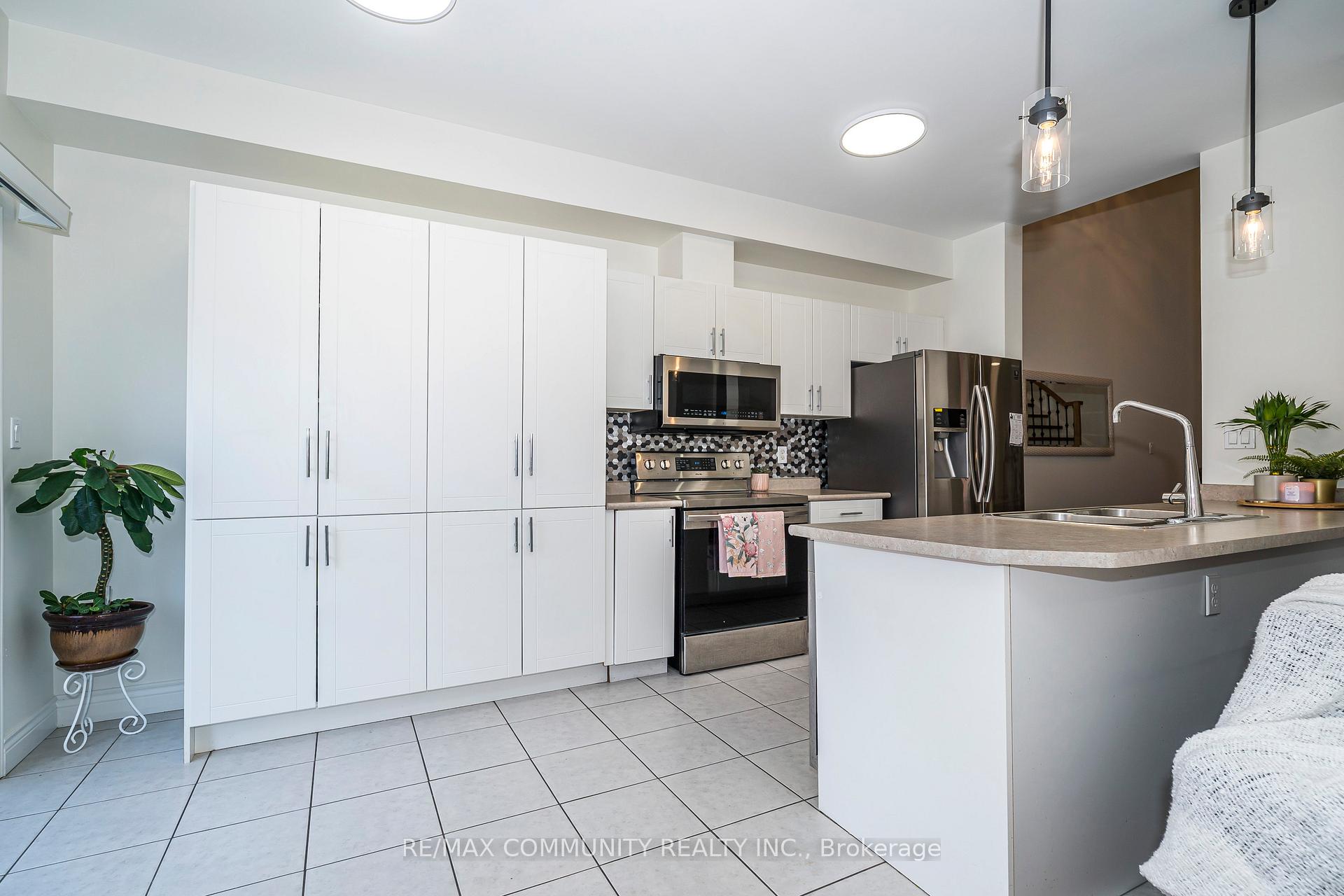 Photo 26 of 12 Hickman Road, Ajax, South East — HOMEH