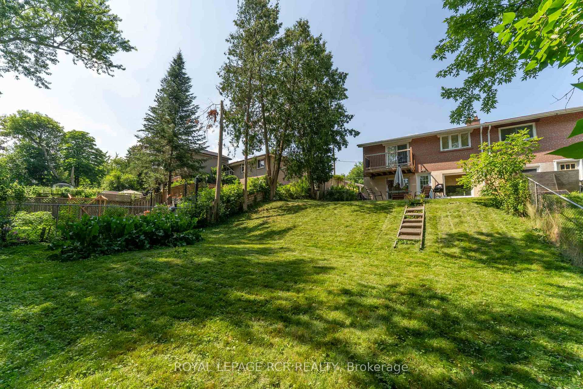 Photo 2 of 9 Dunham Crescent, Aurora, Aurora Heights — HOMEH