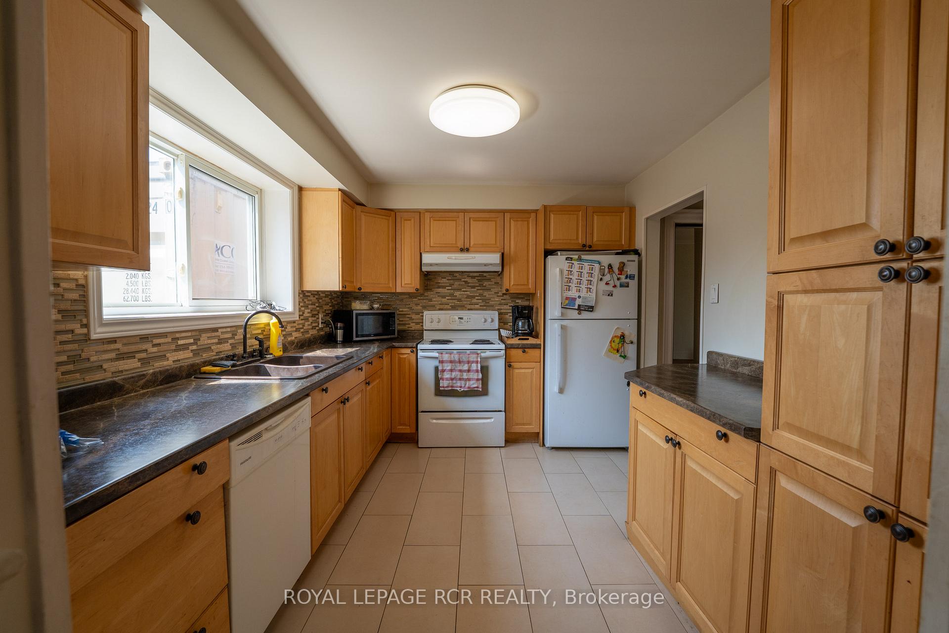 Photo 3 of 9 Dunham Crescent, Aurora, Aurora Heights — HOMEH