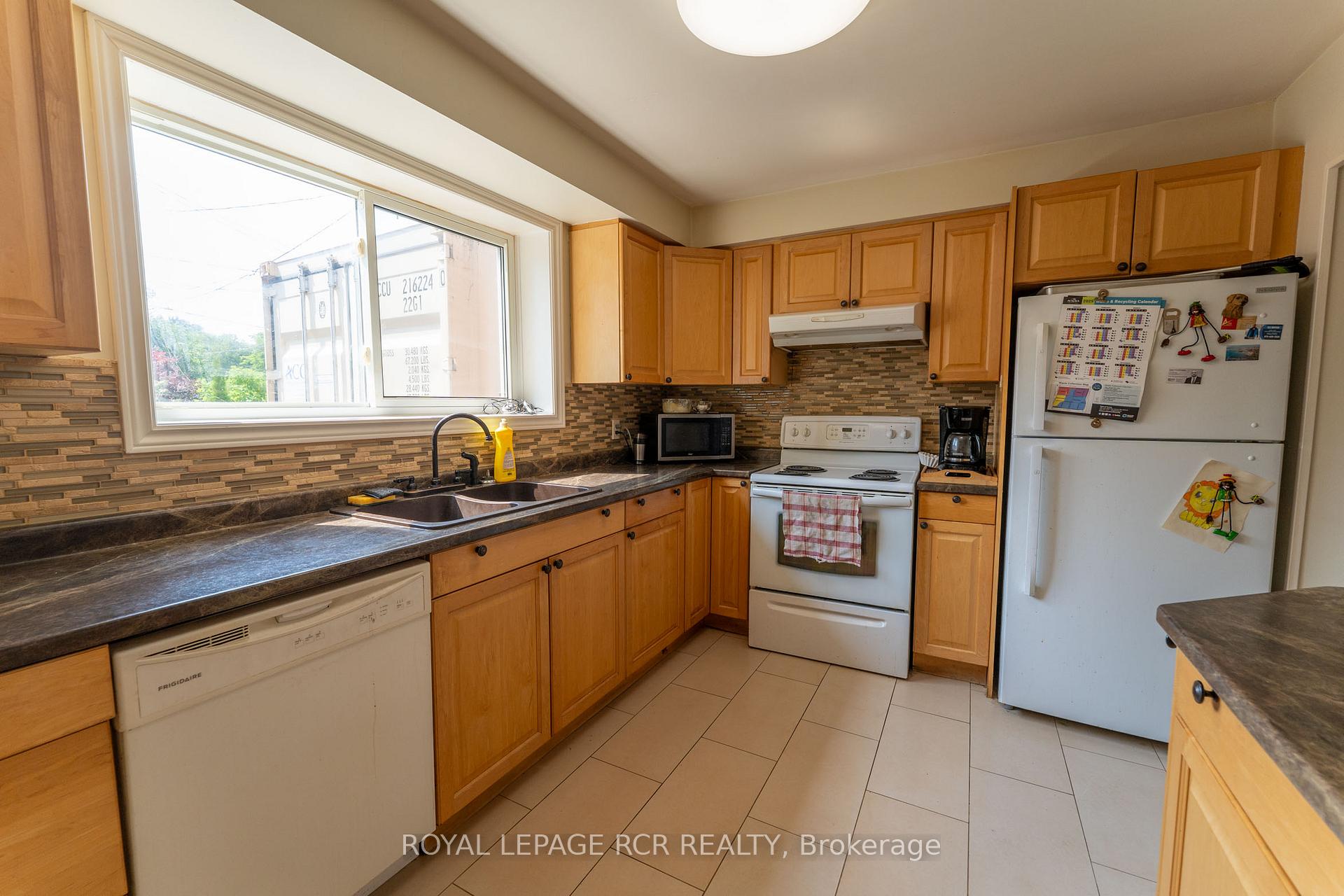 Photo 4 of 9 Dunham Crescent, Aurora, Aurora Heights — HOMEH