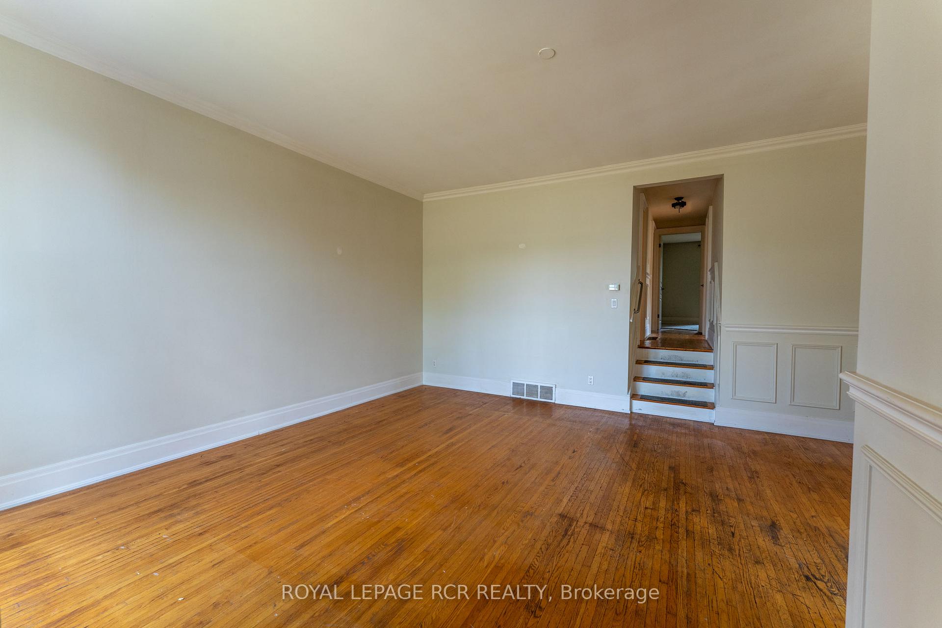 Photo 11 of 9 Dunham Crescent, Aurora, Aurora Heights — HOMEH