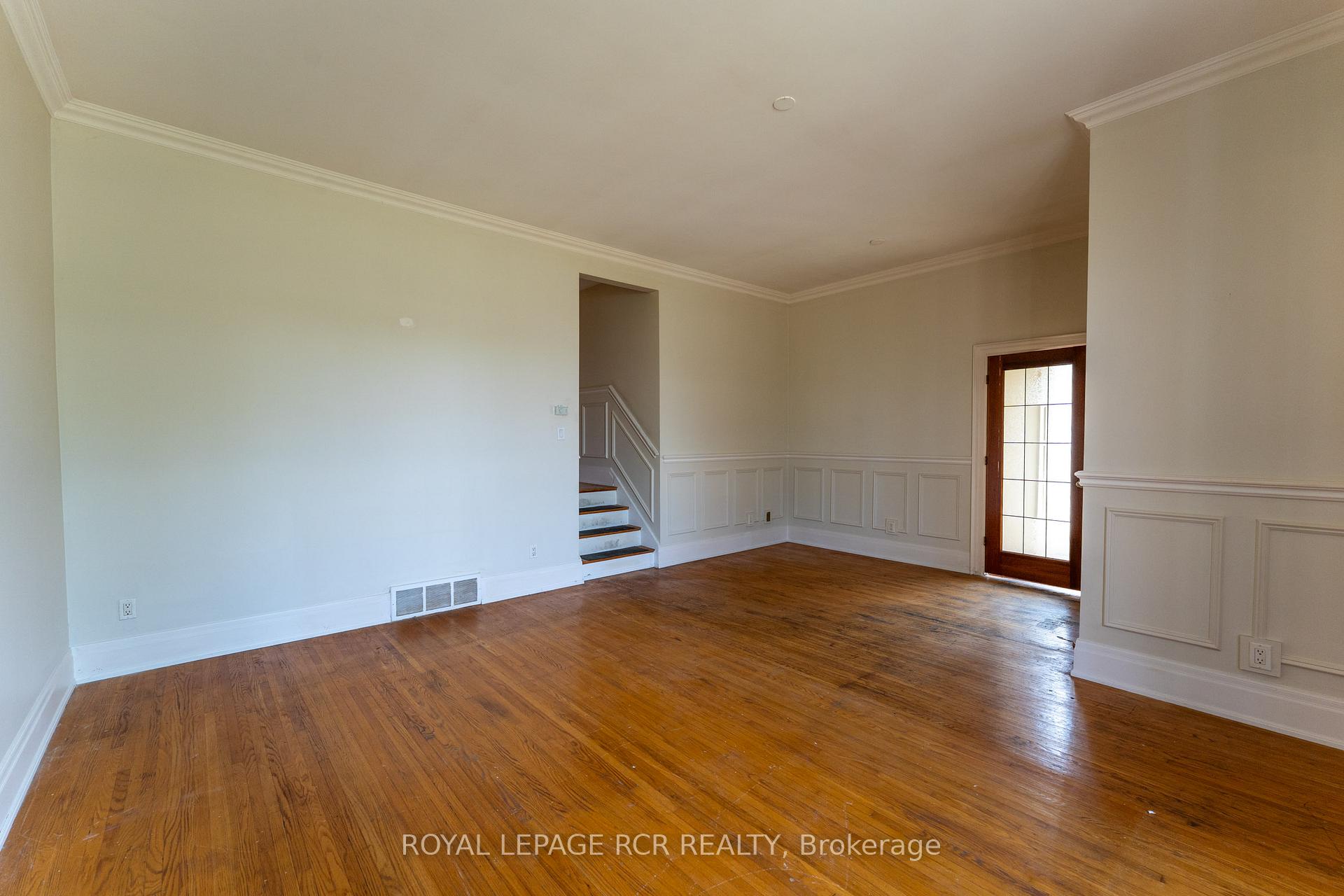Photo 13 of 9 Dunham Crescent, Aurora, Aurora Heights — HOMEH