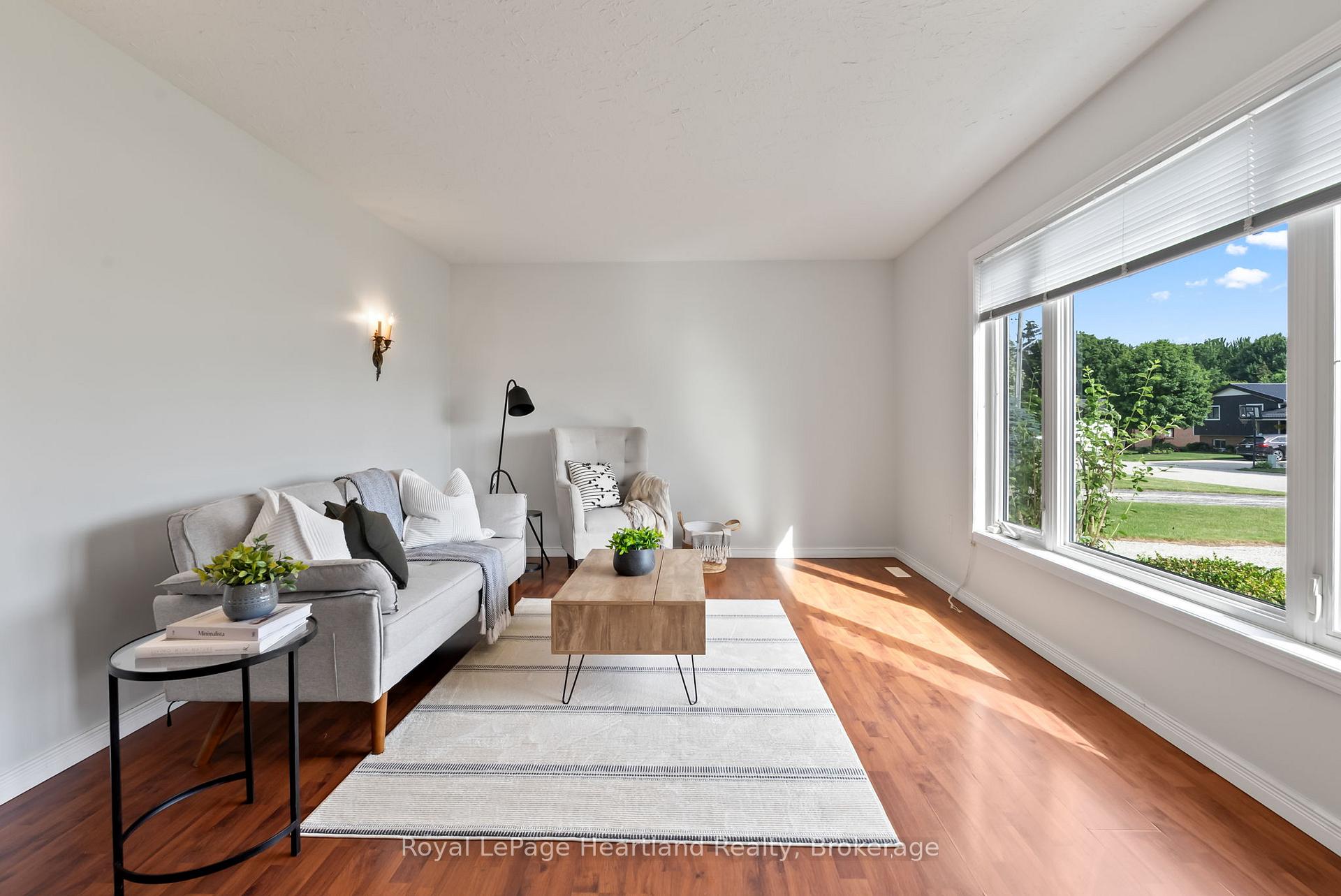 Photo 11 of 214 Margaret Street S, Minto — HOMEH
