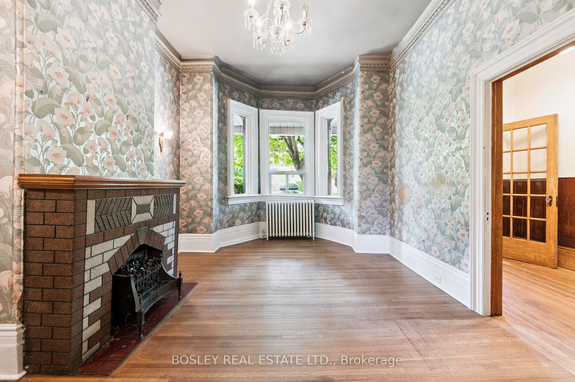 Photo 3 of 17 Beaconsfield Avenue, Toronto, Little Portugal — HOMEH