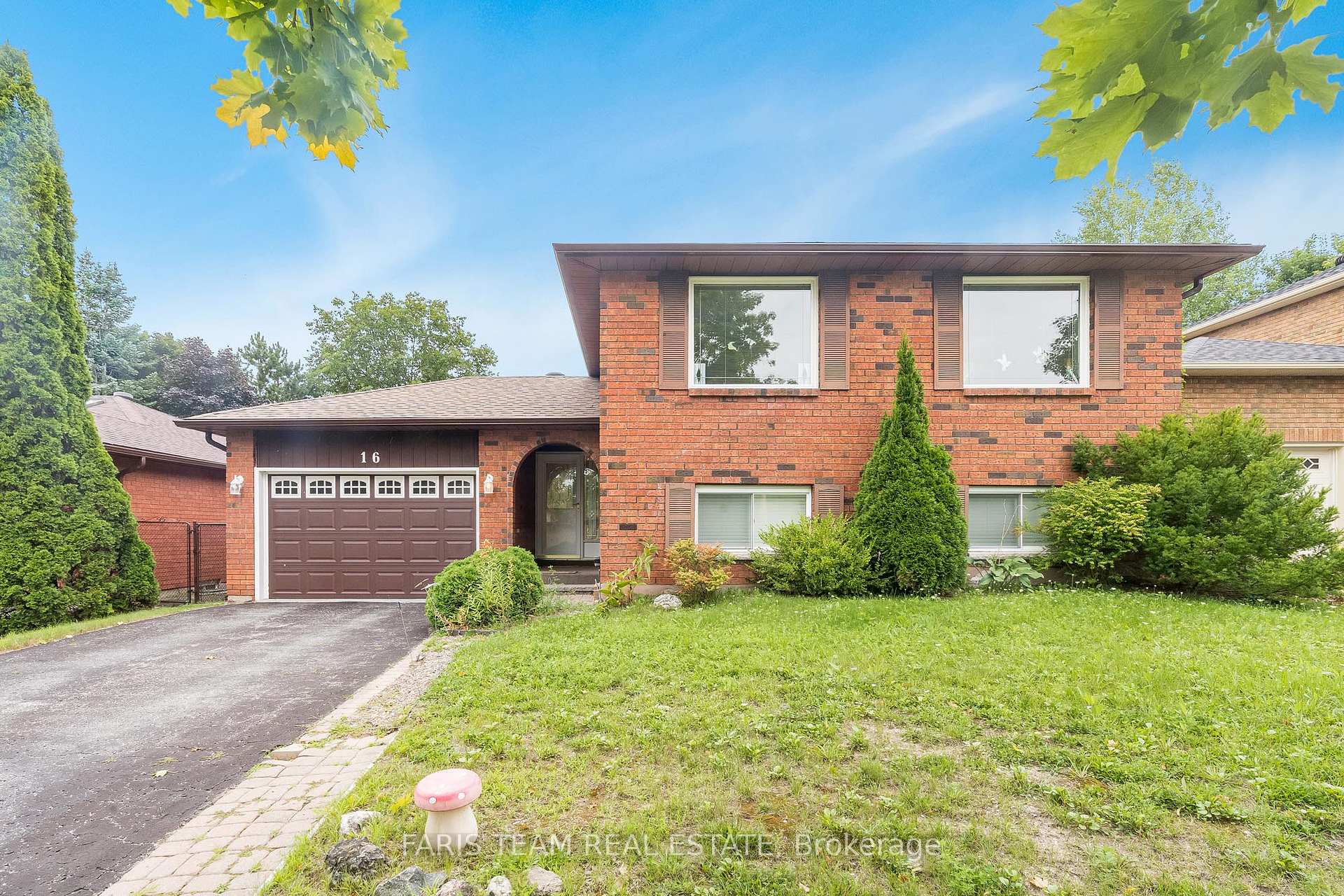 Photo 3 of 16 Richler Crescent, Barrie, Letitia Heights — HOMEH