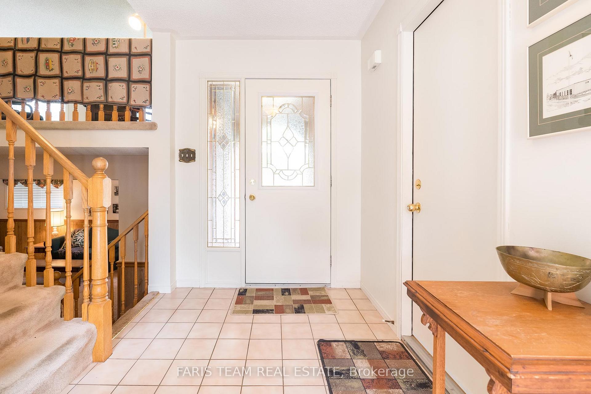 Photo 5 of 16 Richler Crescent, Barrie, Letitia Heights — HOMEH