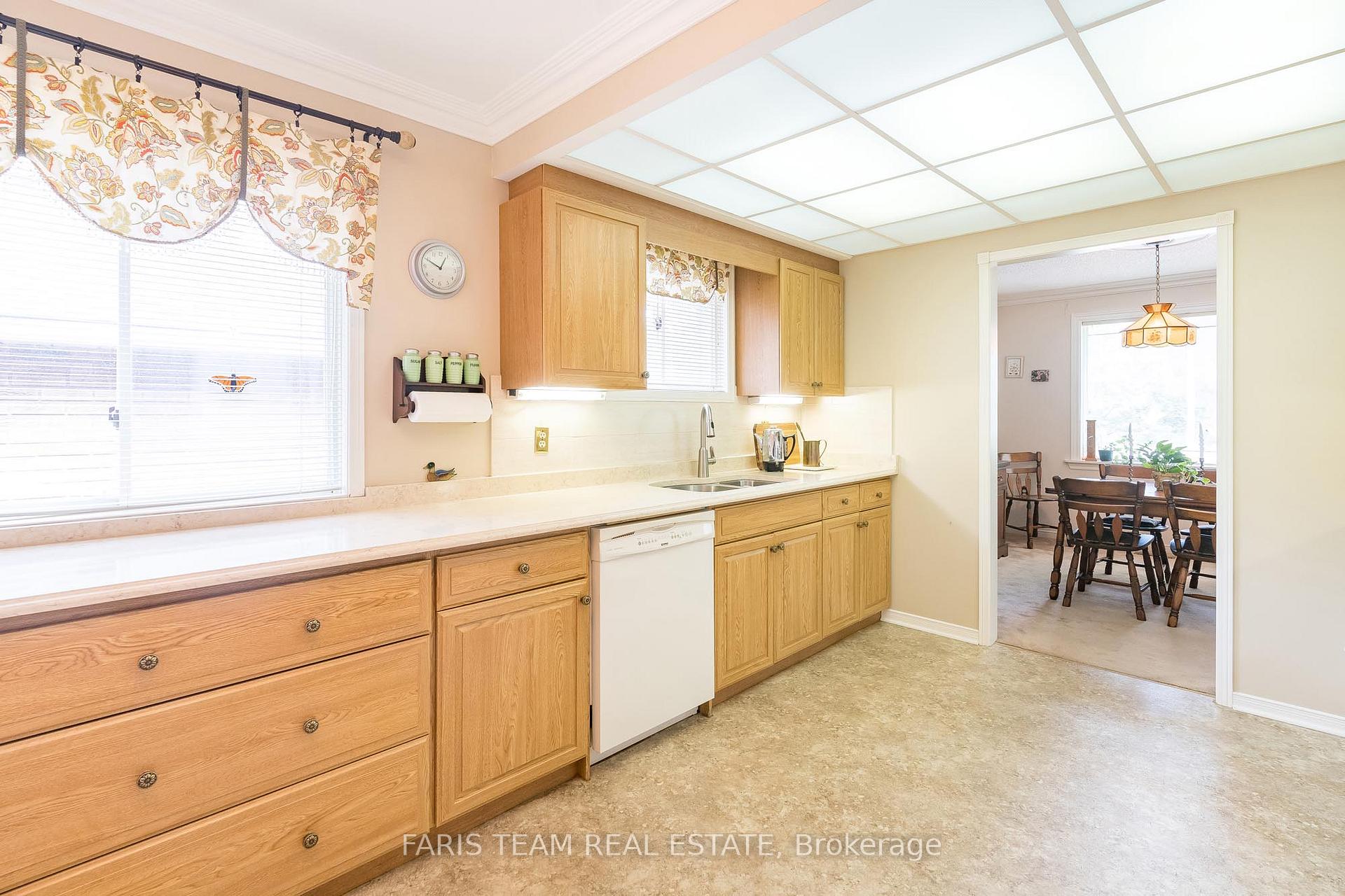 Photo 6 of 16 Richler Crescent, Barrie, Letitia Heights — HOMEH