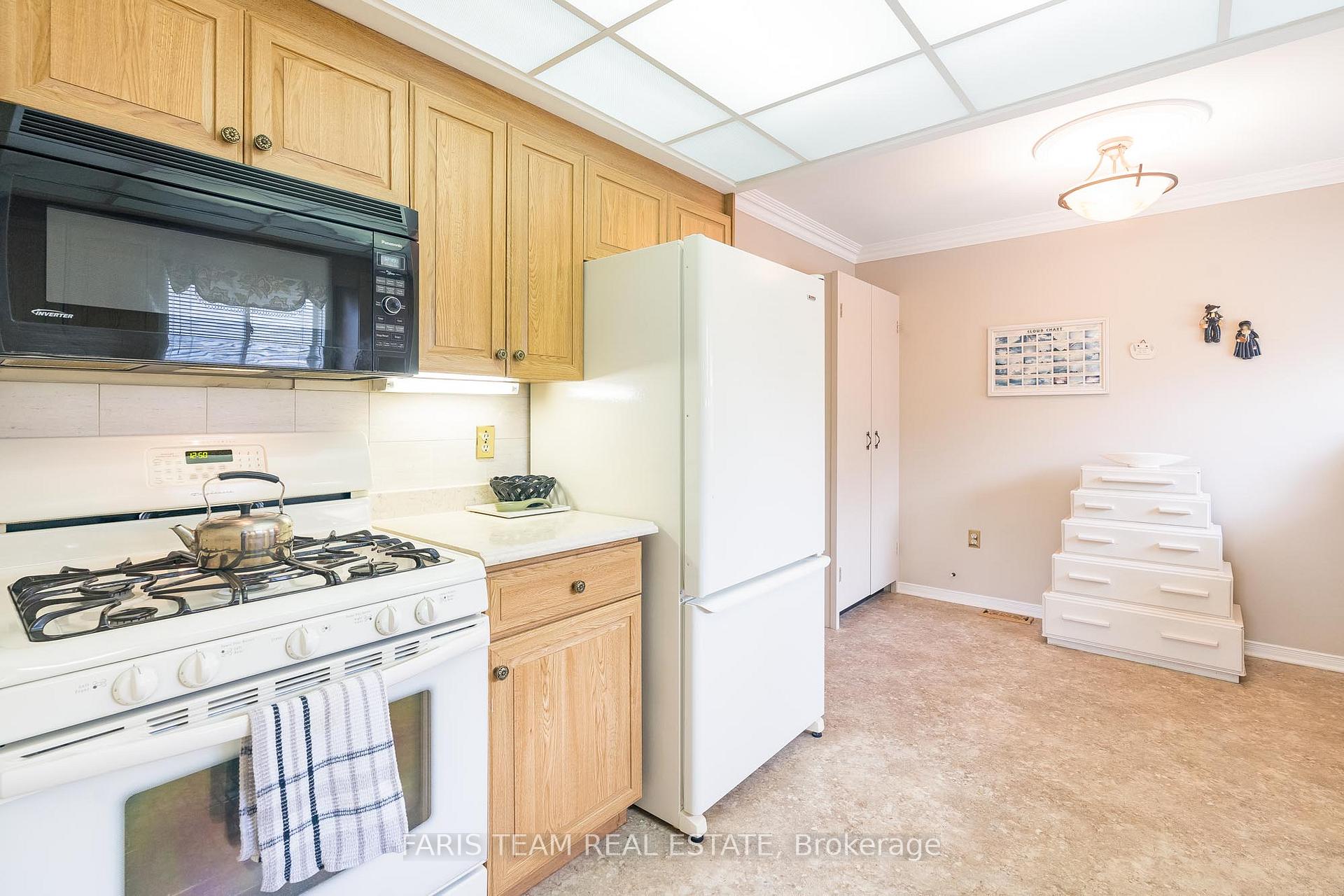 Photo 11 of 16 Richler Crescent, Barrie, Letitia Heights — HOMEH