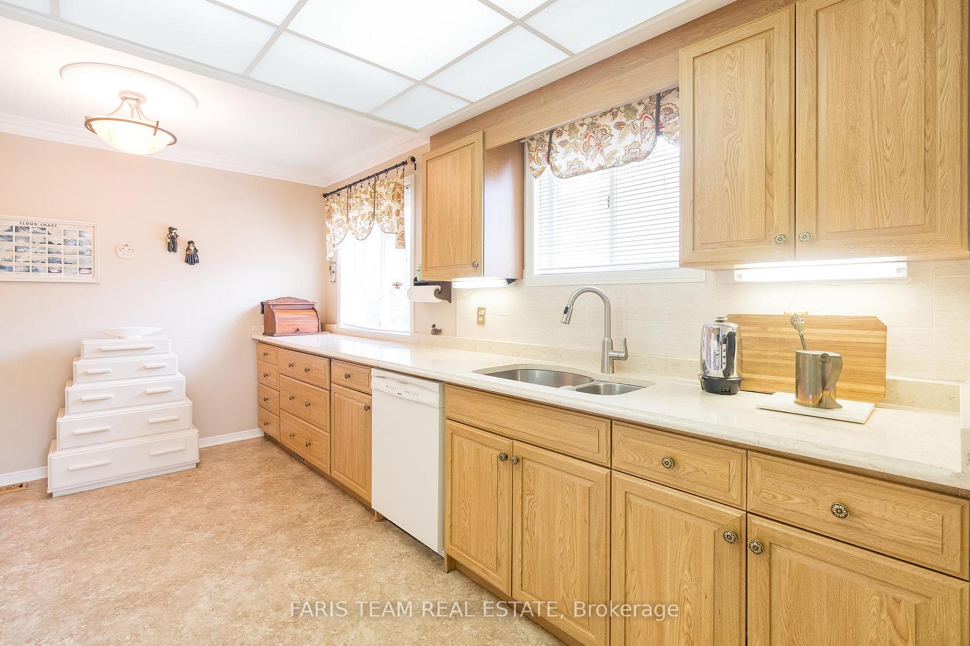 Photo 10 of 16 Richler Crescent, Barrie, Letitia Heights — HOMEH