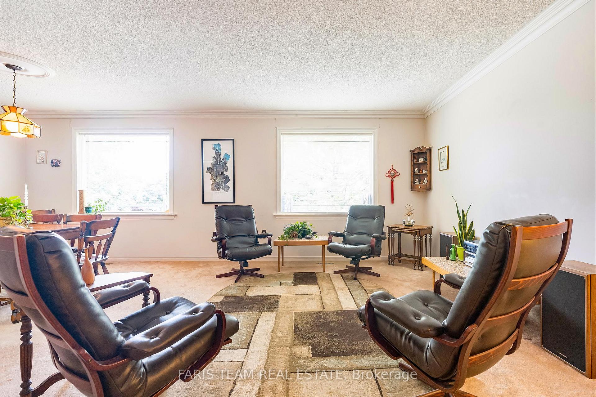 Photo 8 of 16 Richler Crescent, Barrie, Letitia Heights — HOMEH