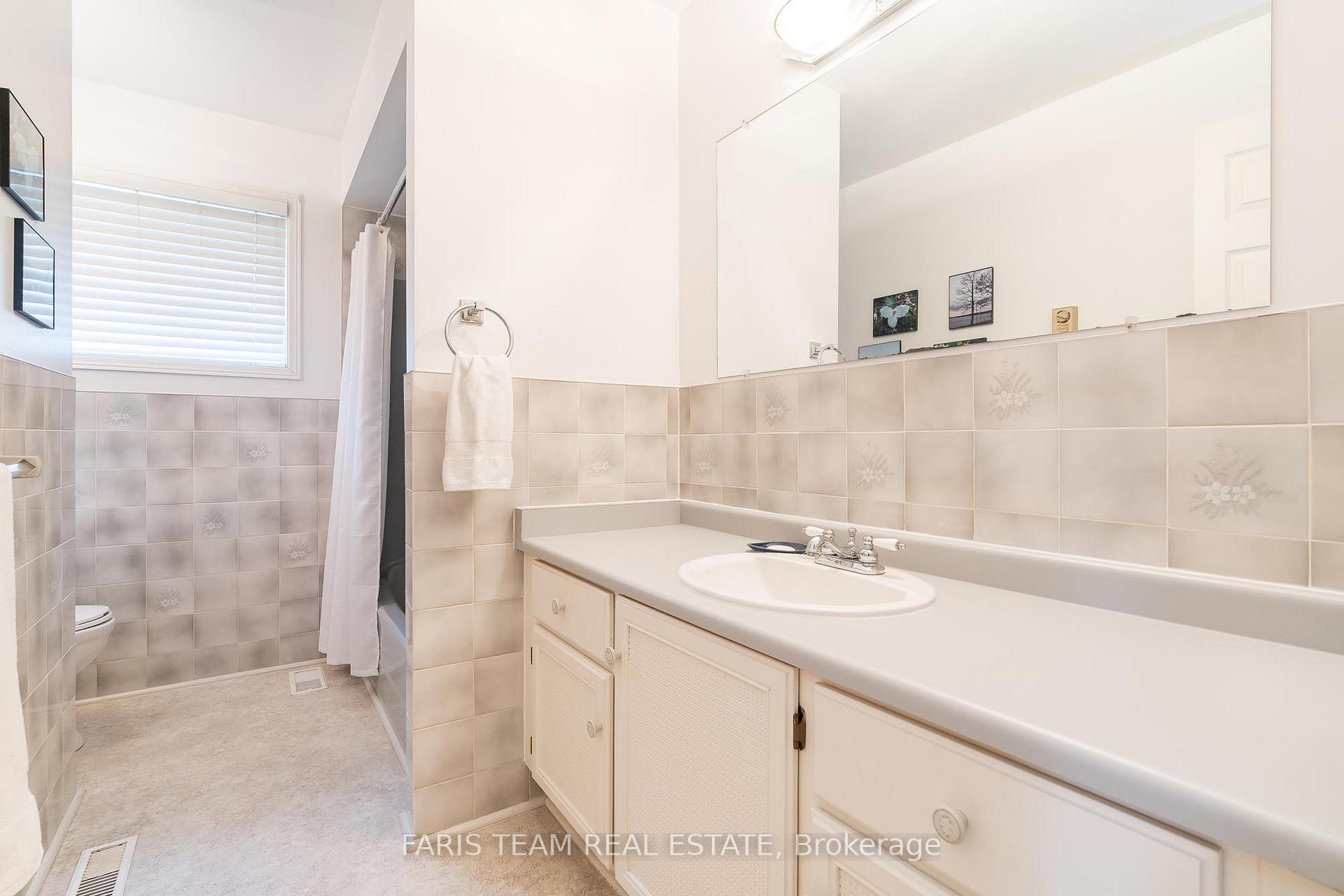 Photo 13 of 16 Richler Crescent, Barrie, Letitia Heights — HOMEH