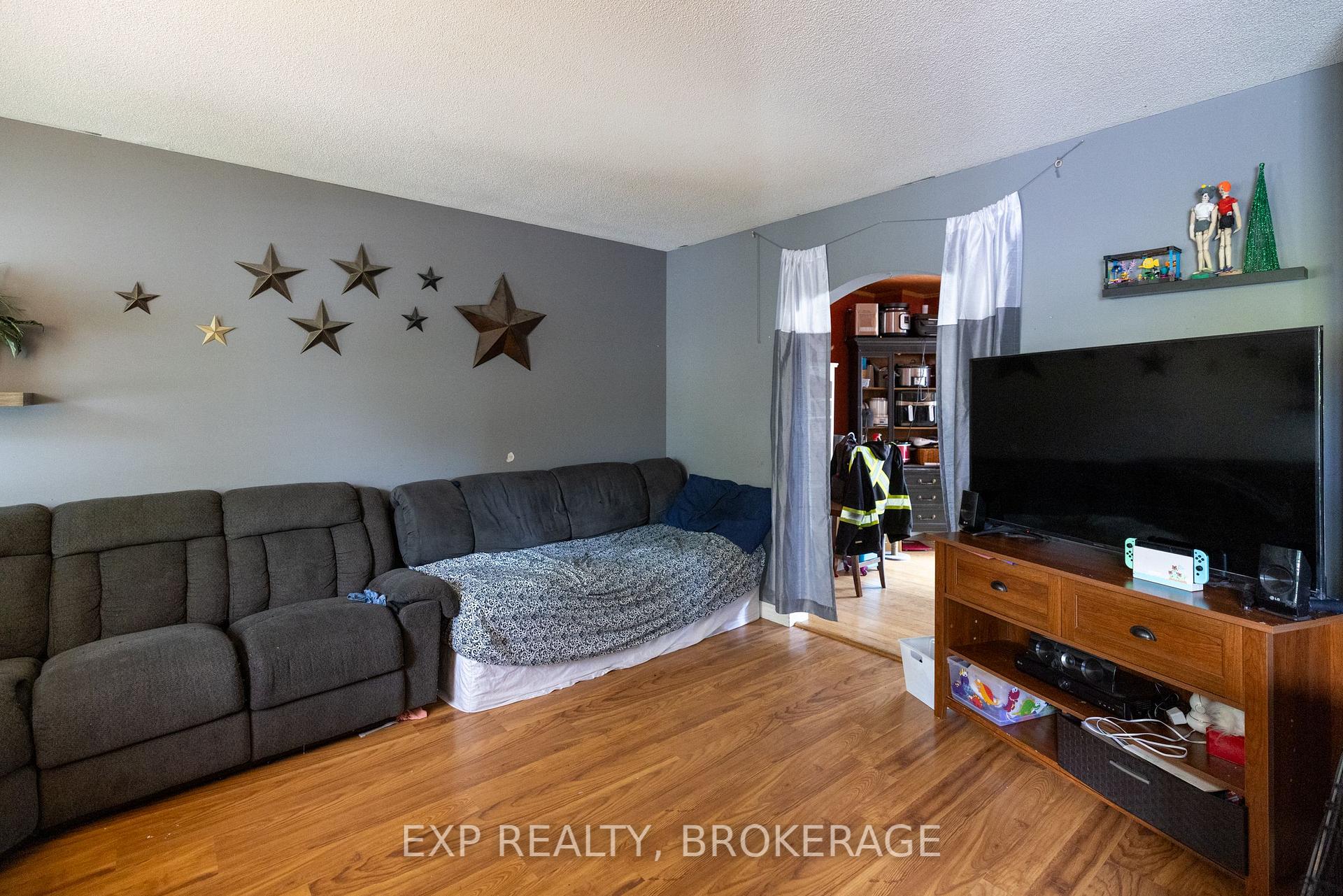 Photo 5 of 908 Uxbridge Crescent, Kingston, East Gardiners Rd — HOMEH