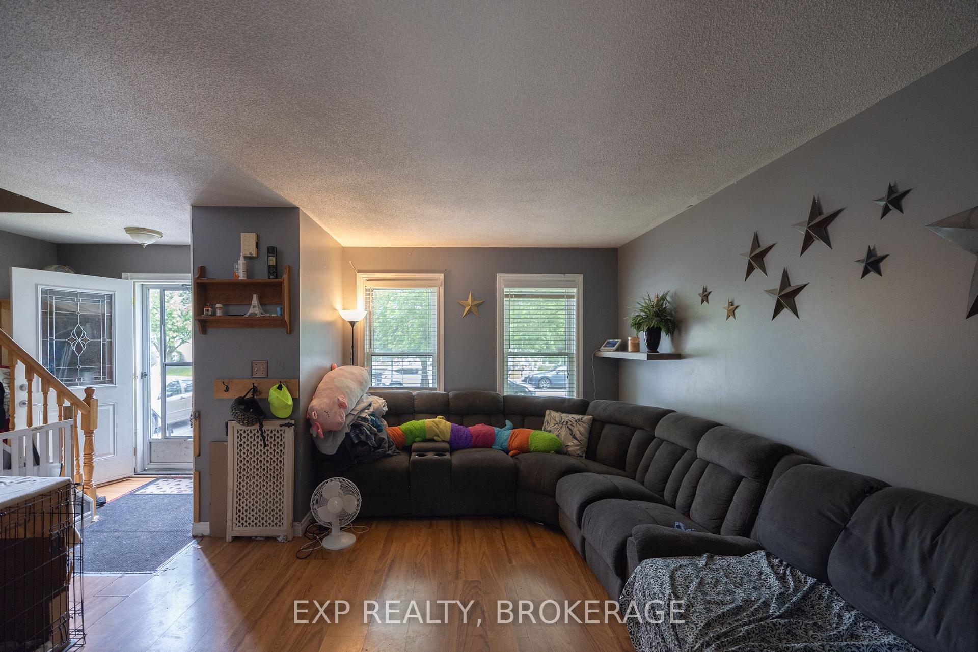 Photo 7 of 908 Uxbridge Crescent, Kingston, East Gardiners Rd — HOMEH