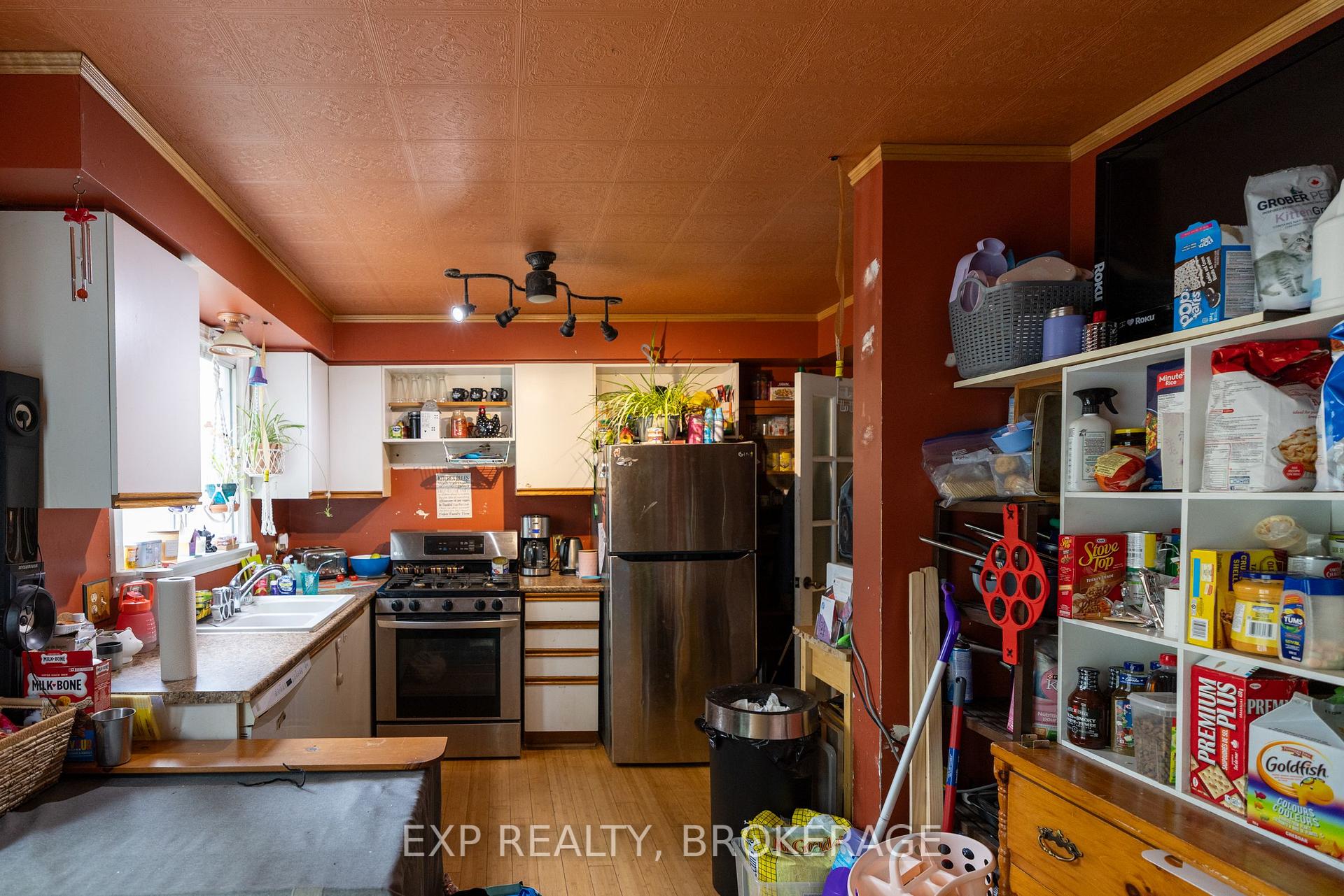 Photo 4 of 908 Uxbridge Crescent, Kingston, East Gardiners Rd — HOMEH