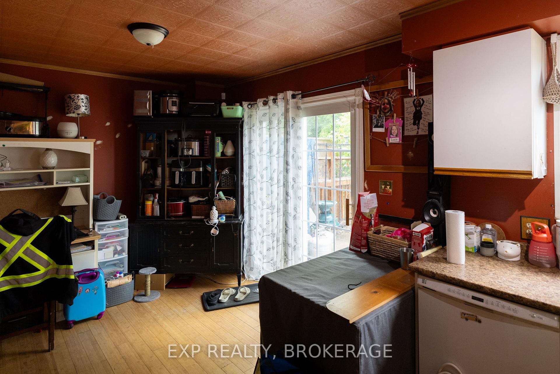 Photo 6 of 908 Uxbridge Crescent, Kingston, East Gardiners Rd — HOMEH