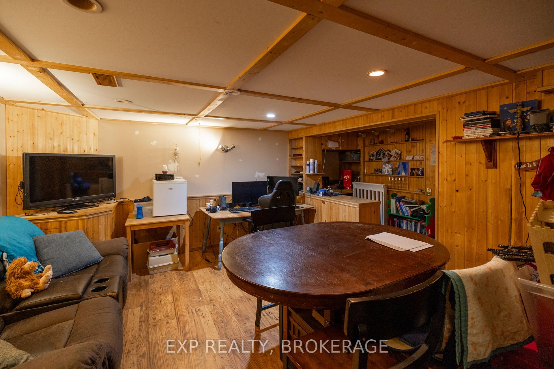 Photo 9 of 908 Uxbridge Crescent, Kingston, East Gardiners Rd — HOMEH