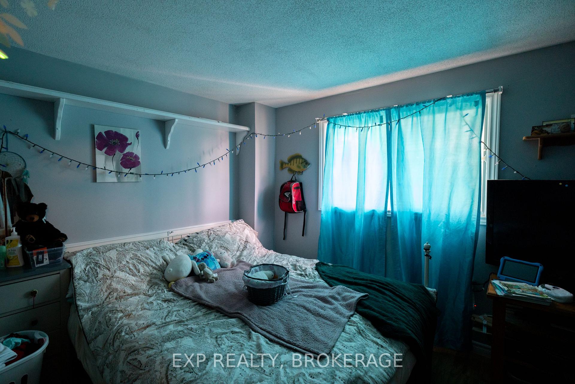 Photo 12 of 908 Uxbridge Crescent, Kingston, East Gardiners Rd — HOMEH
