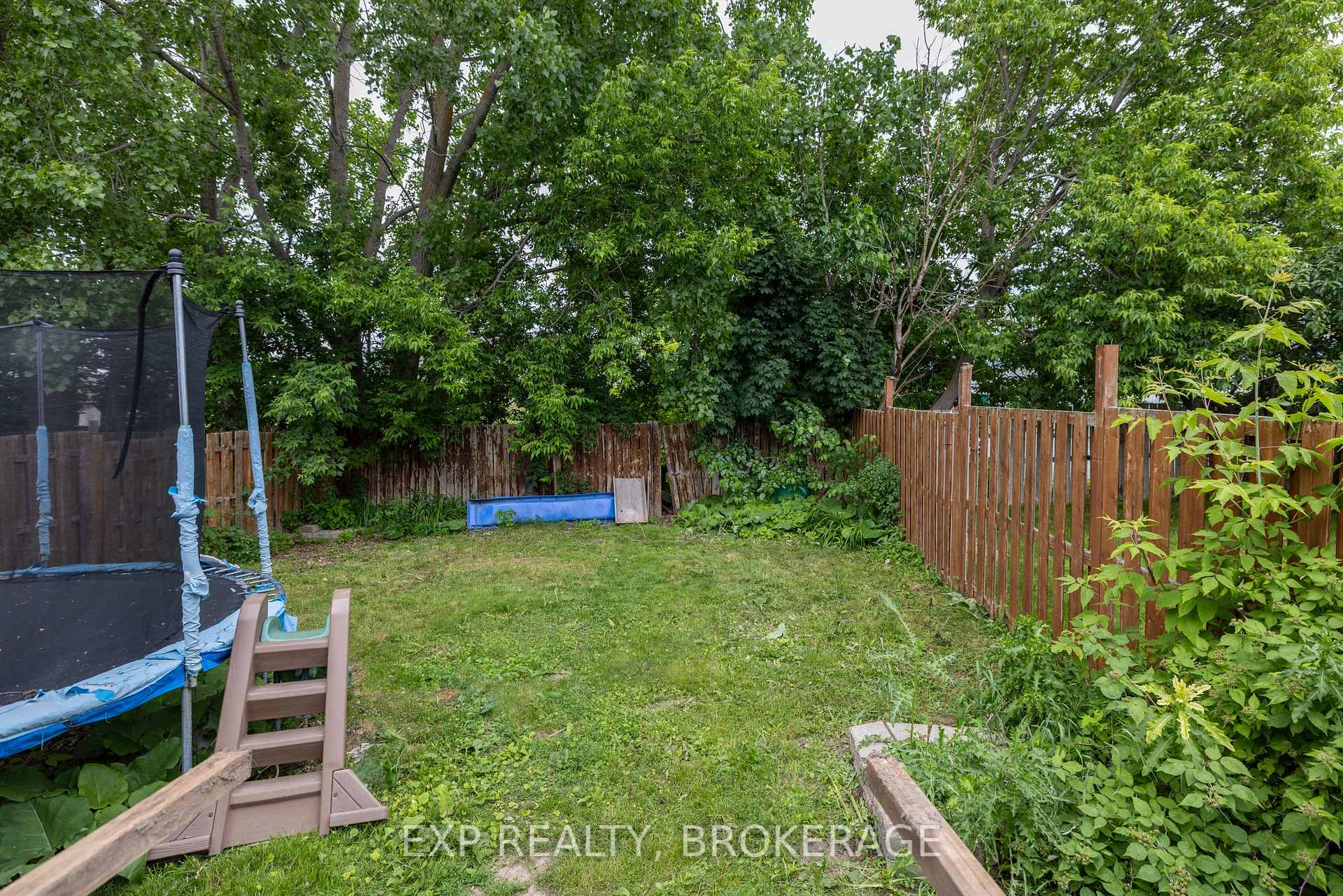 Photo 17 of 908 Uxbridge Crescent, Kingston, East Gardiners Rd — HOMEH