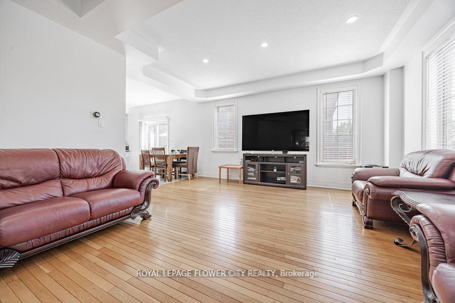 Photo 5 of 73 Hollywood Hill Circle, Vaughan, Vellore Village — HOMEH
