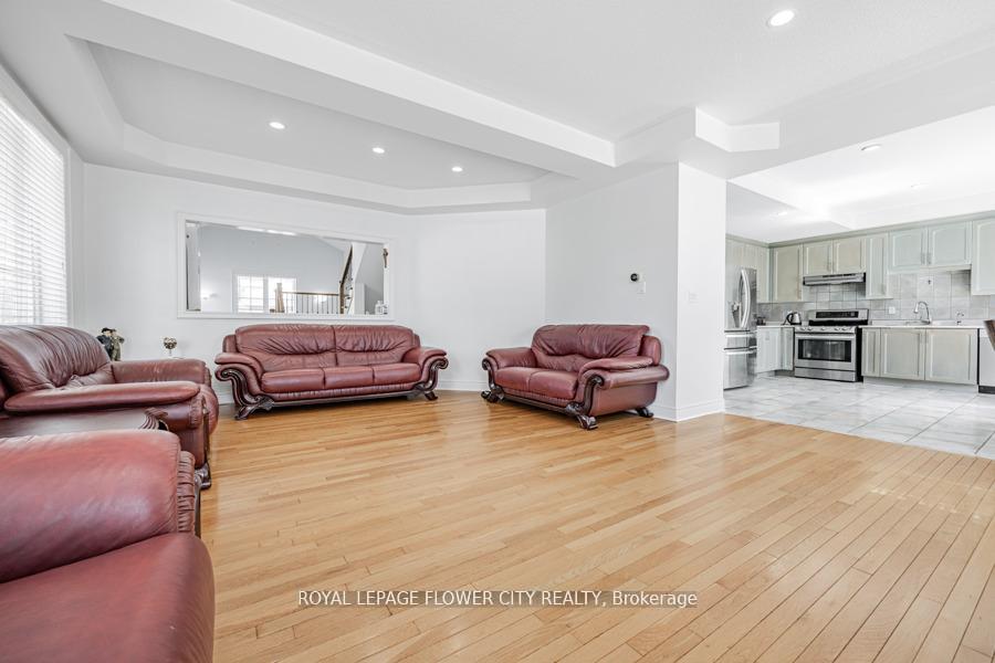 Photo 18 of 73 Hollywood Hill Circle, Vaughan, Vellore Village — HOMEH