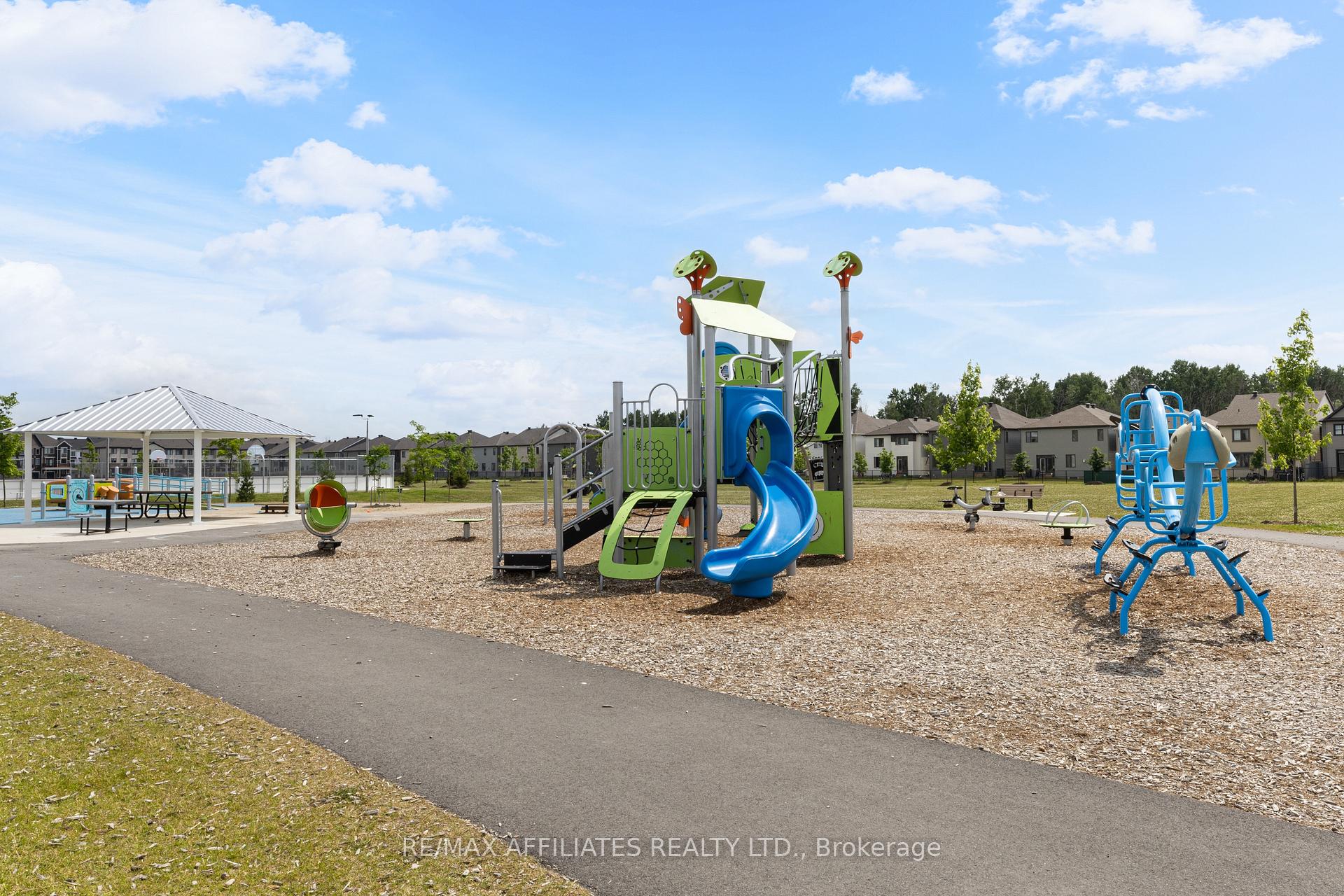 Photo 33 of 59 Stitch Mews, Ottawa, Goulbourn Twp From Franktown Rd/South To Rideau — HOMEH