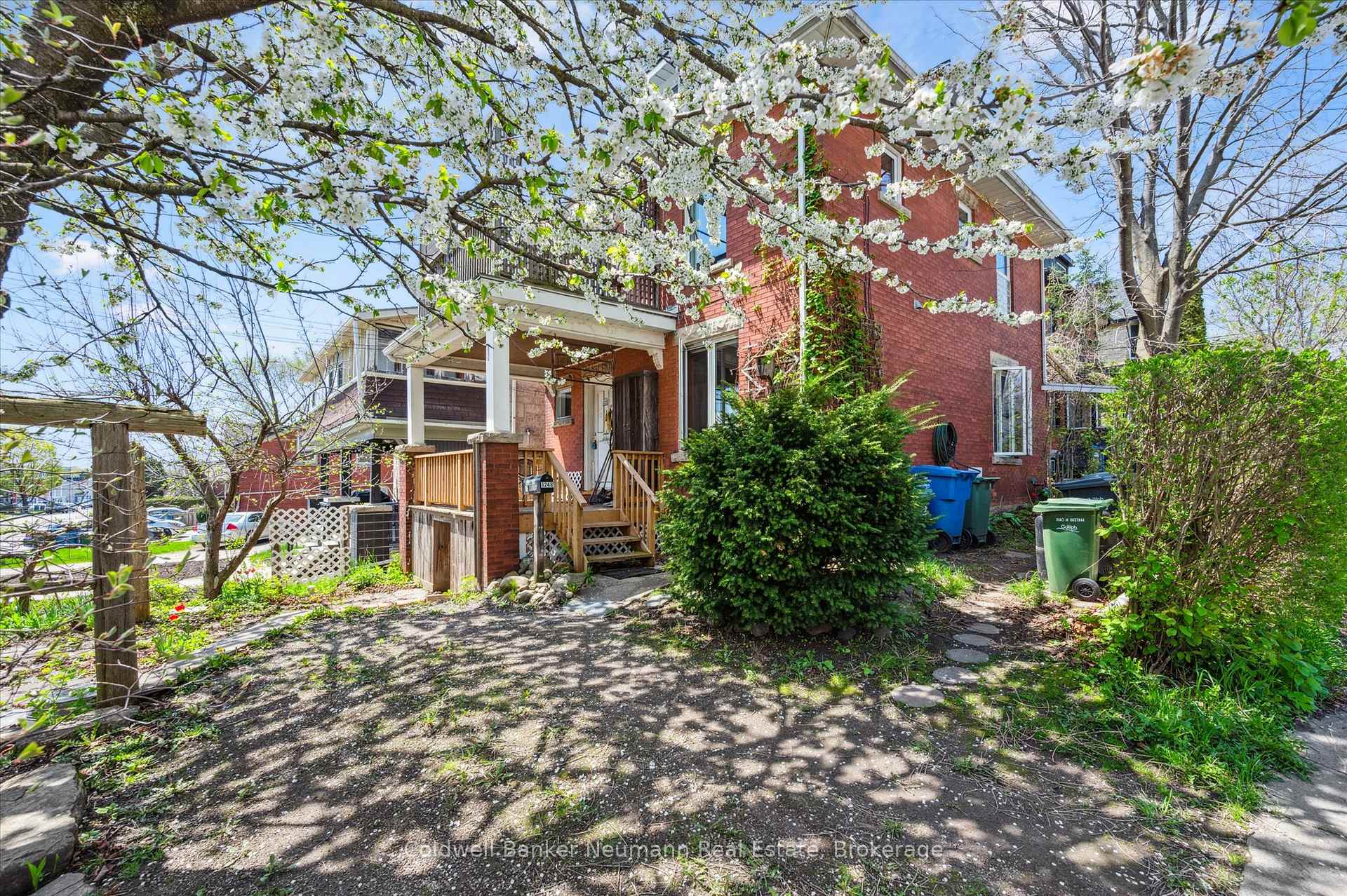 Photo 11 of 124 Surrey Street E, Guelph, Downtown — HOMEH