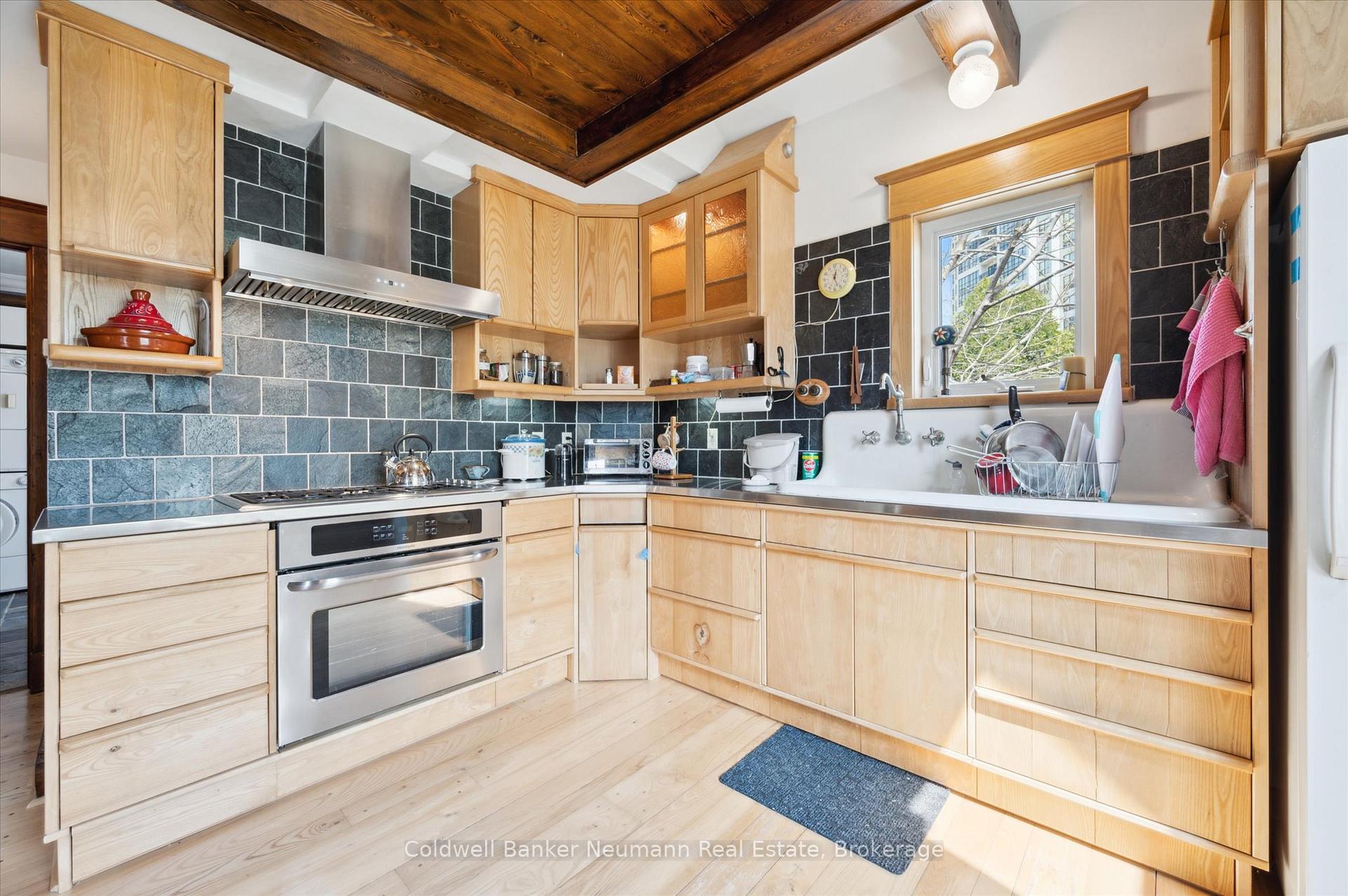Photo 15 of 124 Surrey Street E, Guelph, Downtown — HOMEH