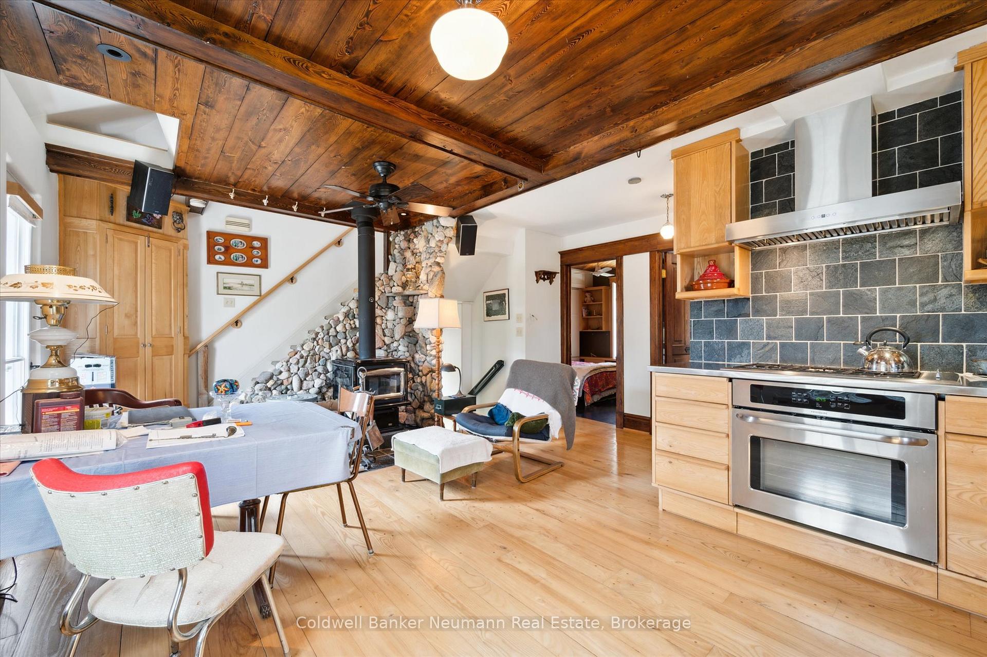 Photo 4 of 124 Surrey Street E, Guelph, Downtown — HOMEH