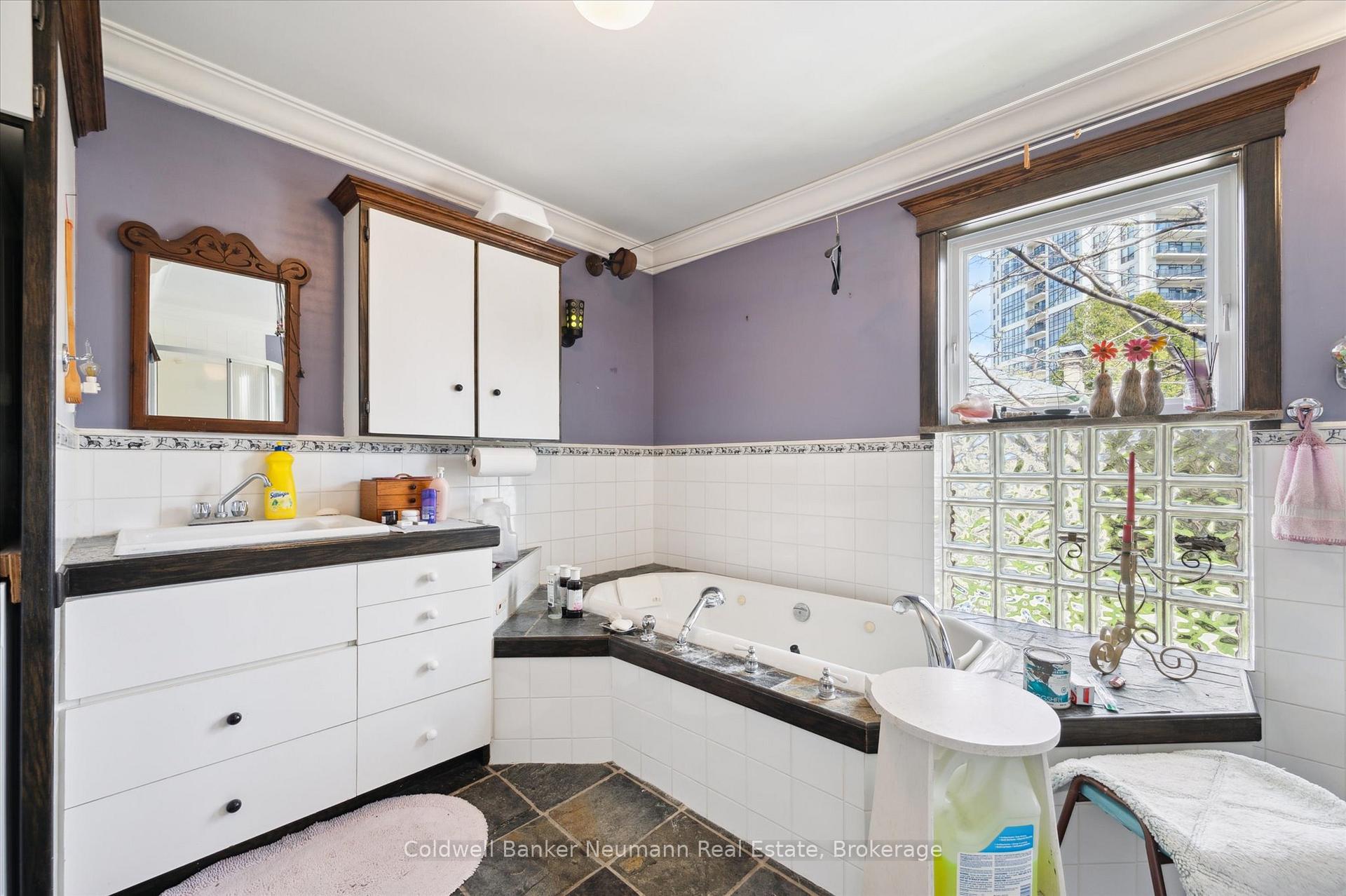 Photo 13 of 124 Surrey Street E, Guelph, Downtown — HOMEH