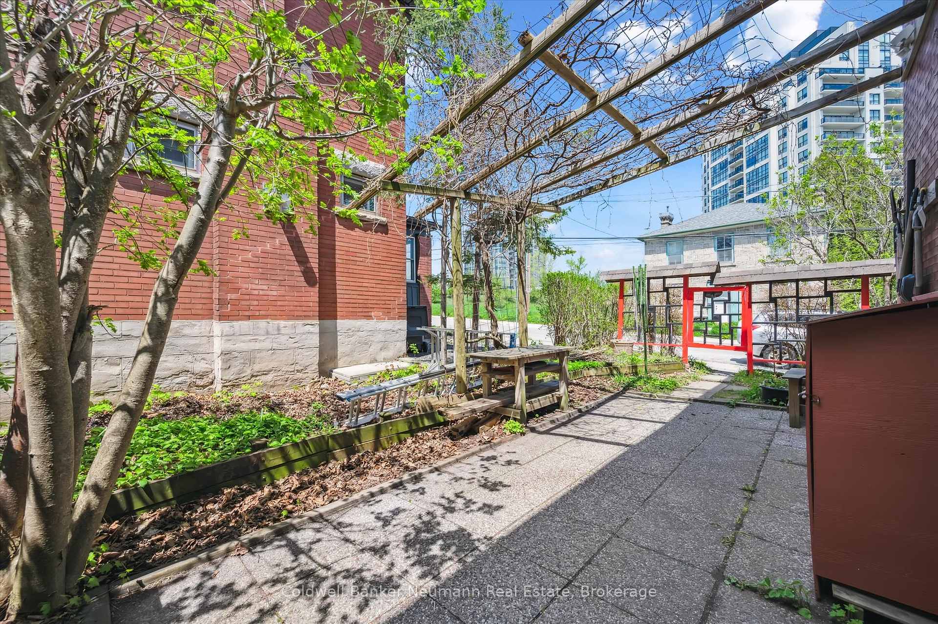 Photo 36 of 124 Surrey Street E, Guelph, Downtown — HOMEH