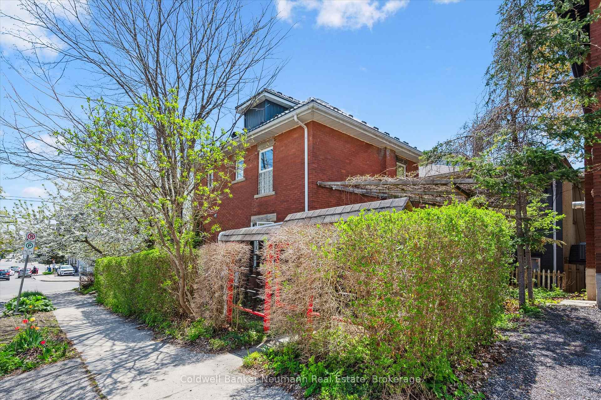 Photo 21 of 124 Surrey Street E, Guelph, Downtown — HOMEH