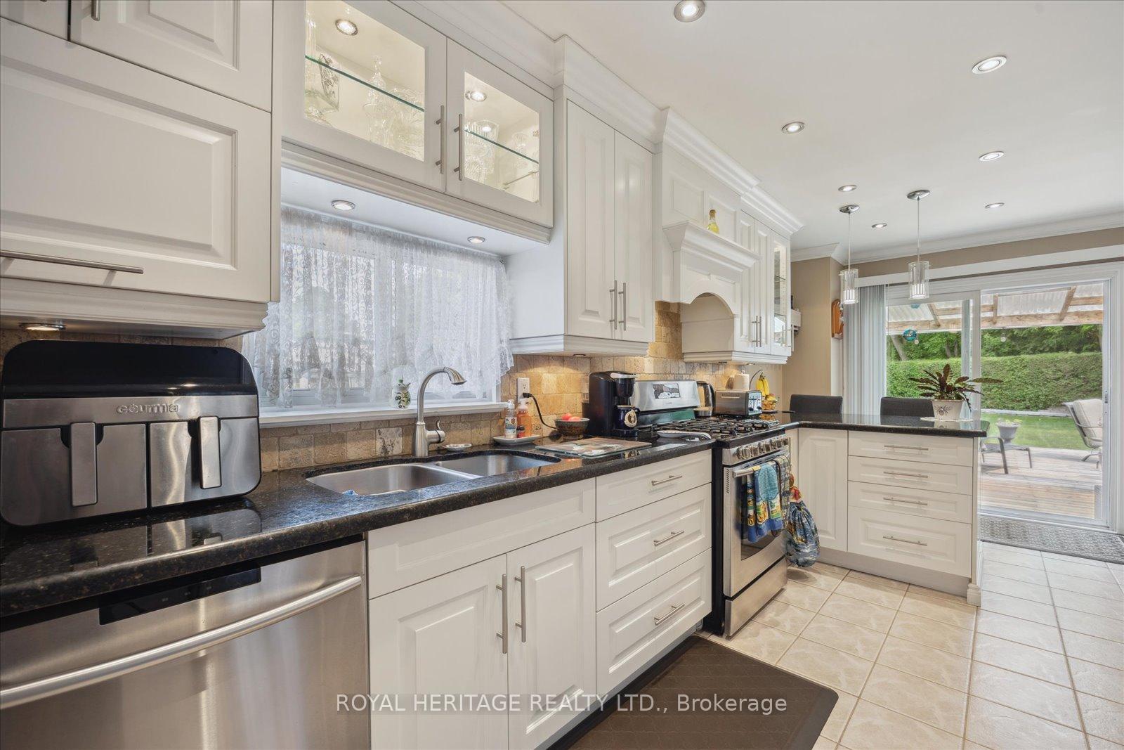 Photo 13 of 947 Harding Street, Whitby, Downtown Whitby — HOMEH