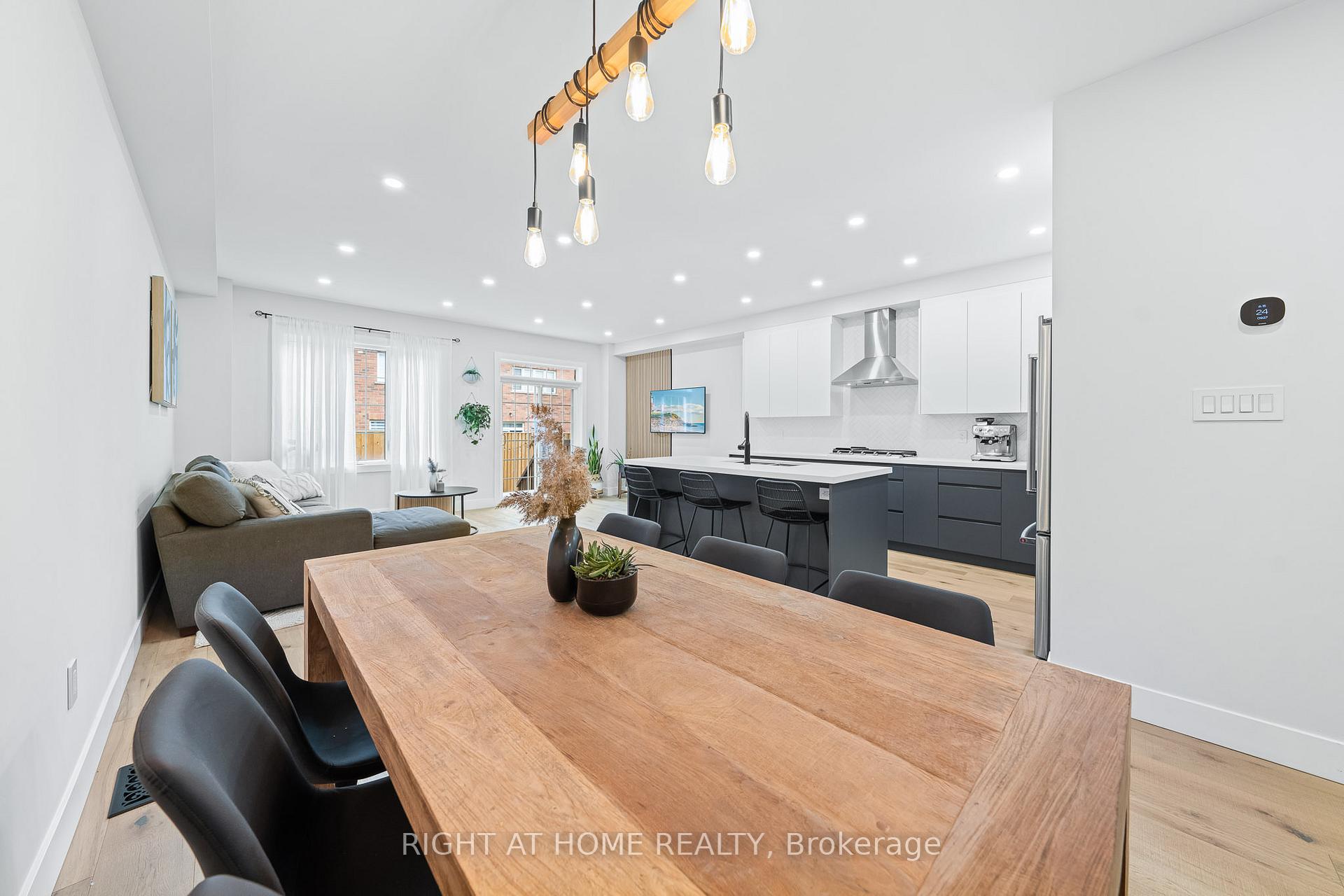 Photo 4 of Unit 13, 8777 Dufferin Street, Vaughan, Patterson — HOMEH