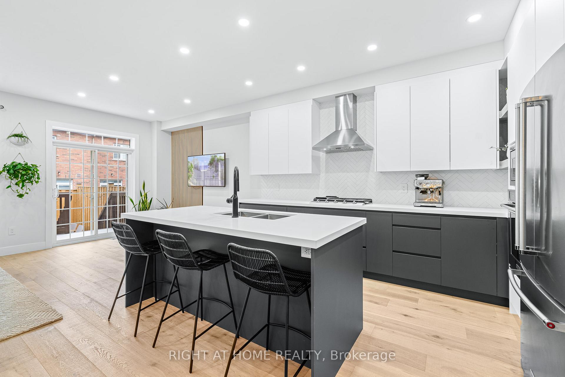 Photo 5 of Unit 13, 8777 Dufferin Street, Vaughan, Patterson — HOMEH