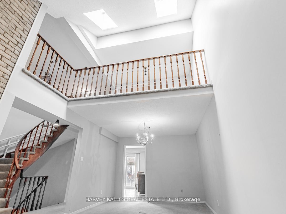 Photo 3 of 18 Finlayson Court W, Vaughan, Brownridge — HOMEH