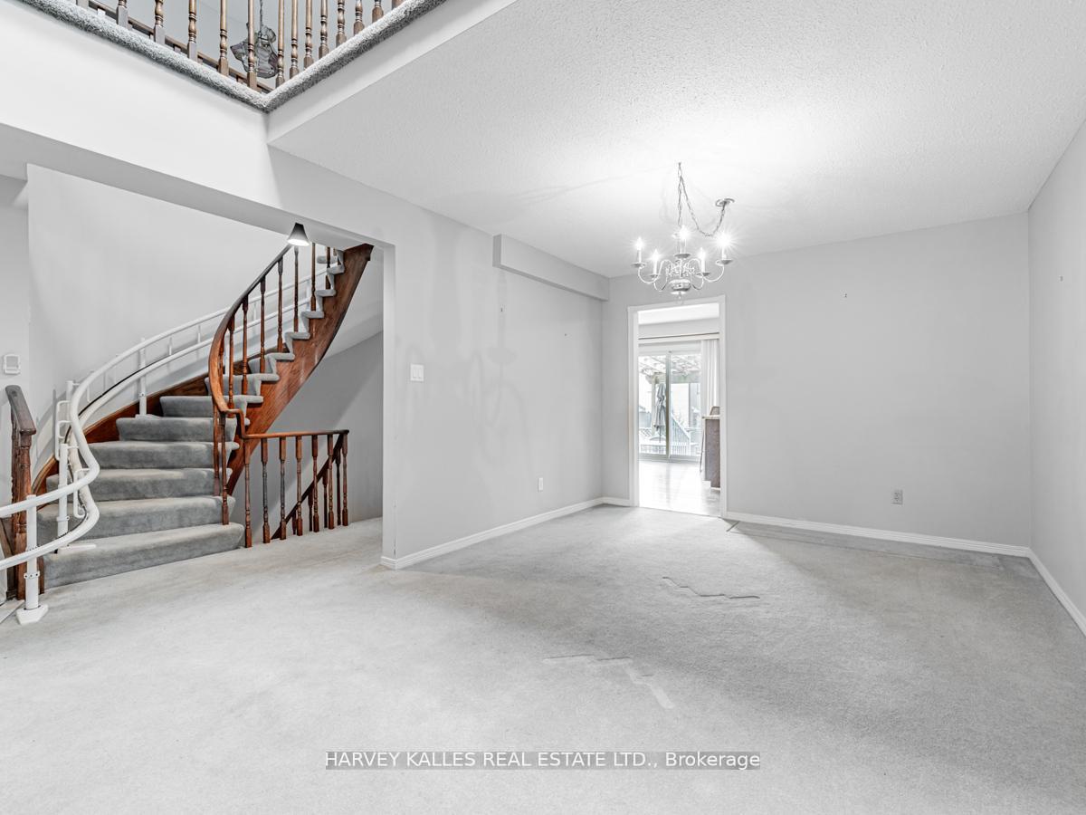 Photo 2 of 18 Finlayson Court W, Vaughan, Brownridge — HOMEH