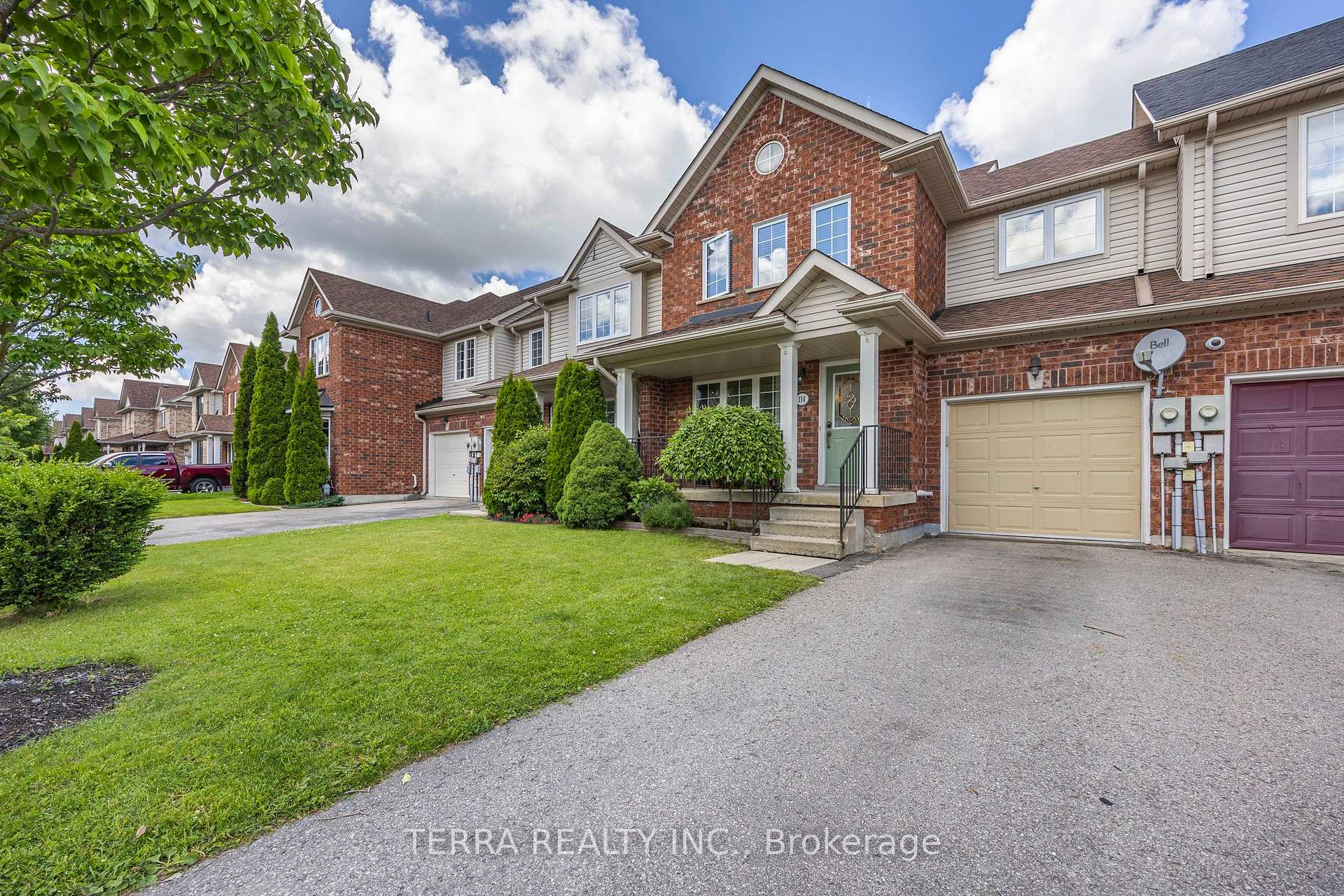Photo 3 of 114 Thrushwood Drive, Barrie, 400 West — HOMEH