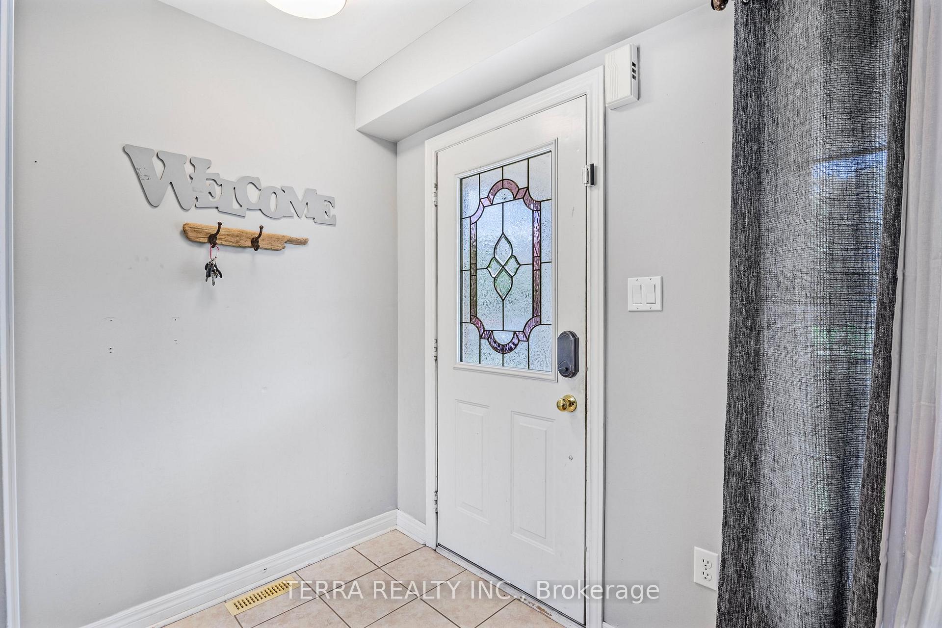 Photo 2 of 114 Thrushwood Drive, Barrie, 400 West — HOMEH